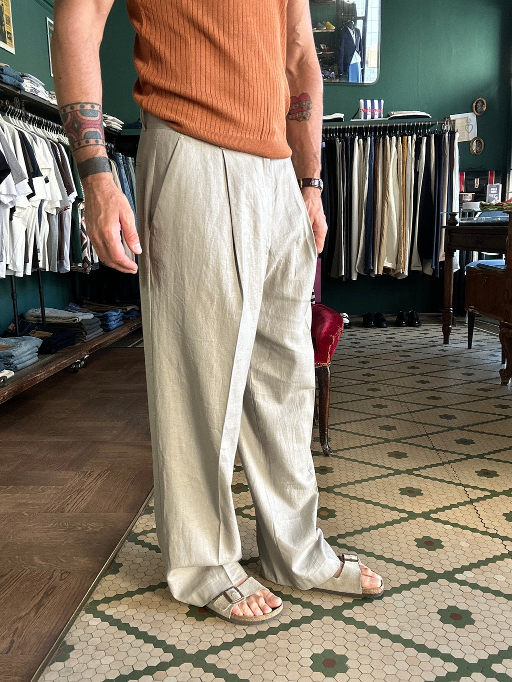 Pantalone loose fit con pence in misto Lino