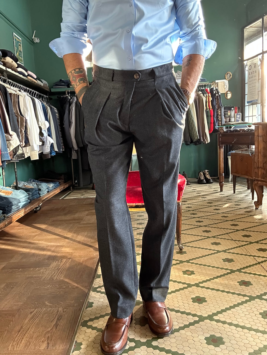 Pantalone con pence regular fit spigato
