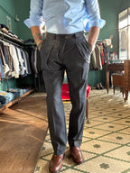 Pantalone con pence regular fit spigato