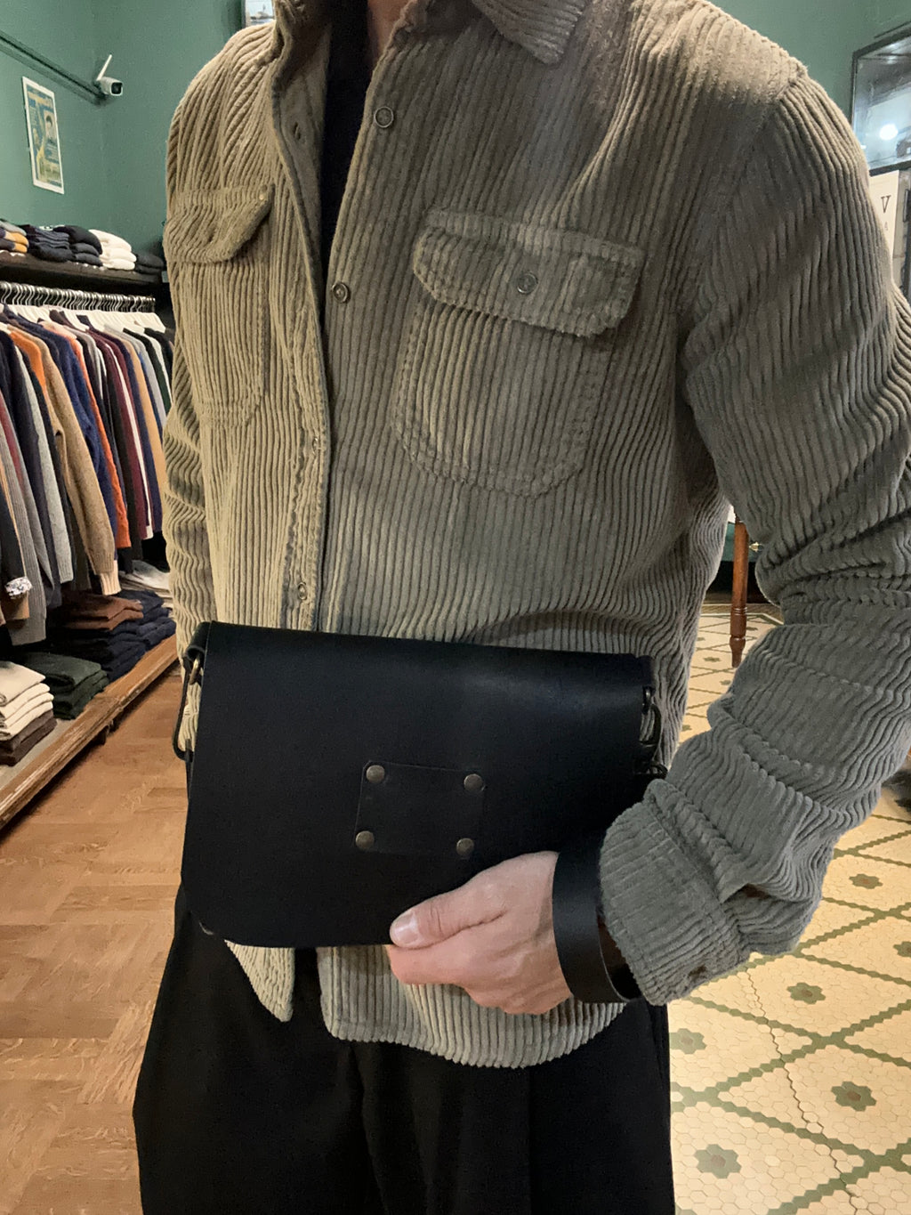 Pochette in cuoio fiorentino artigianale con tracolla