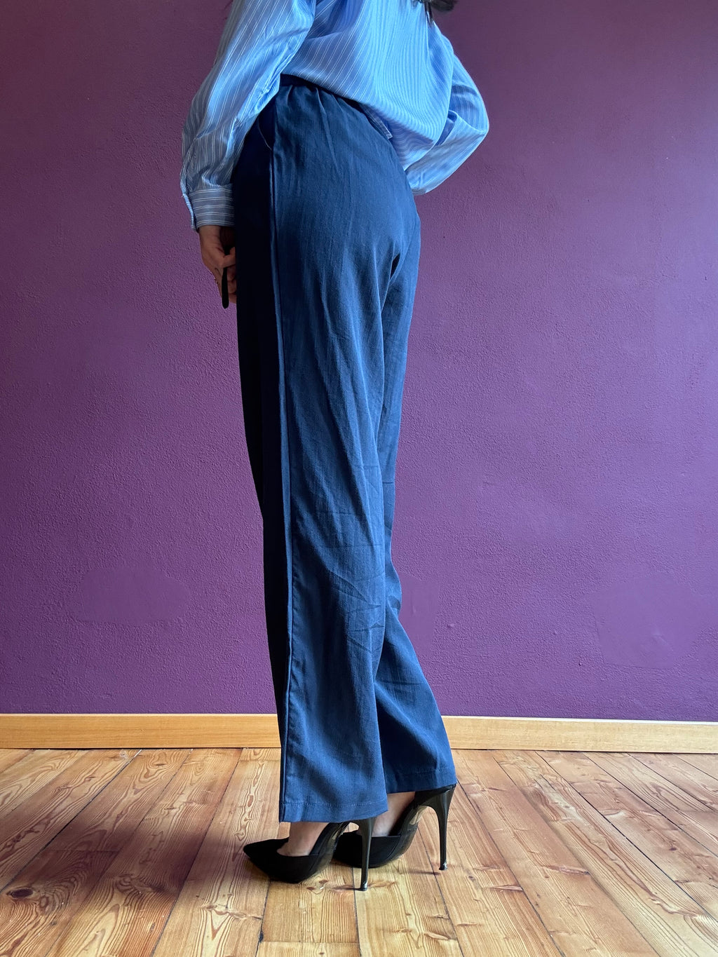 Pants with pleats and elastic waistband