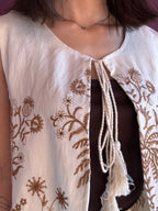 Gilet effetto lino con ricami