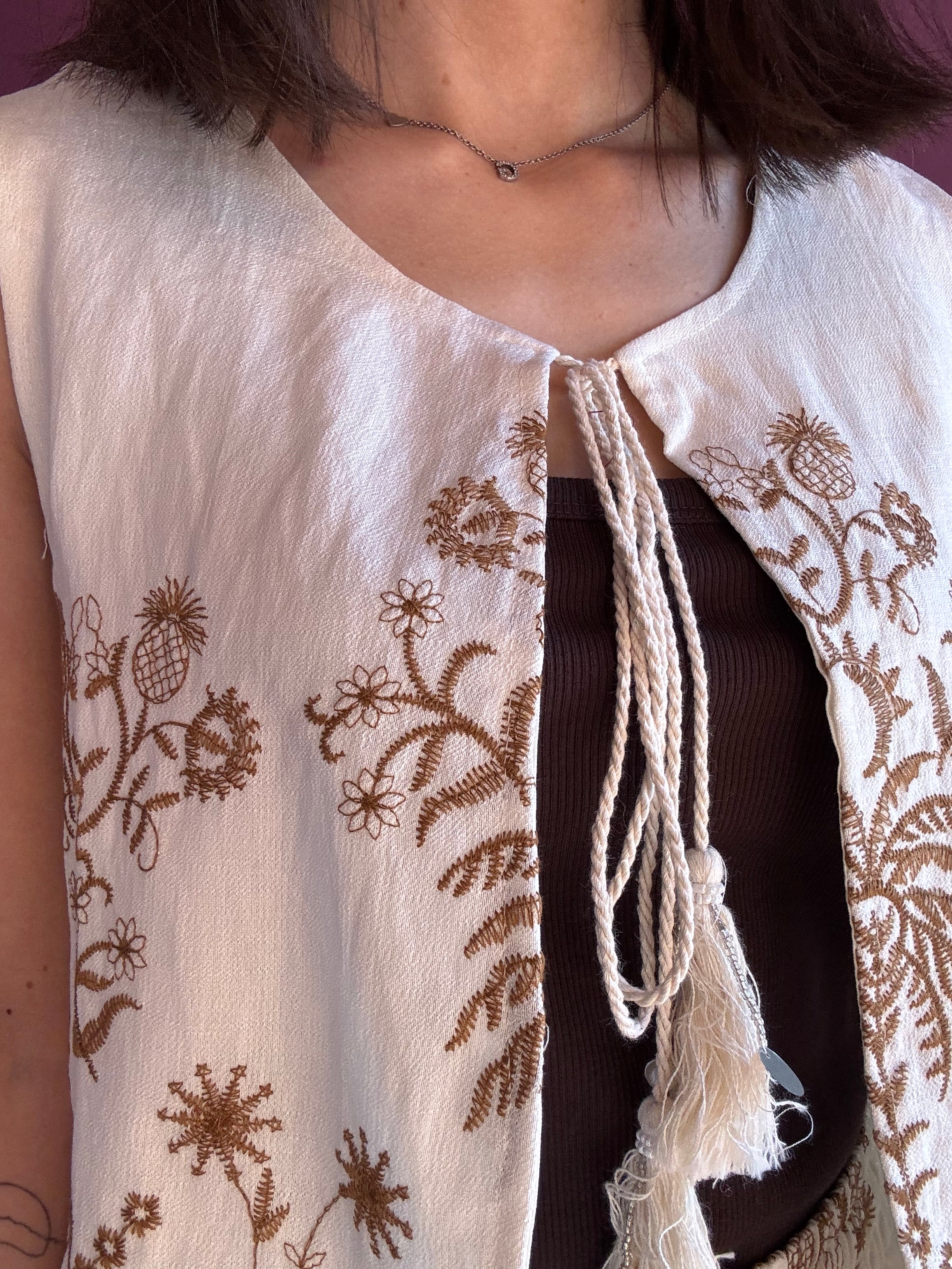 Gilet effetto lino con ricami
