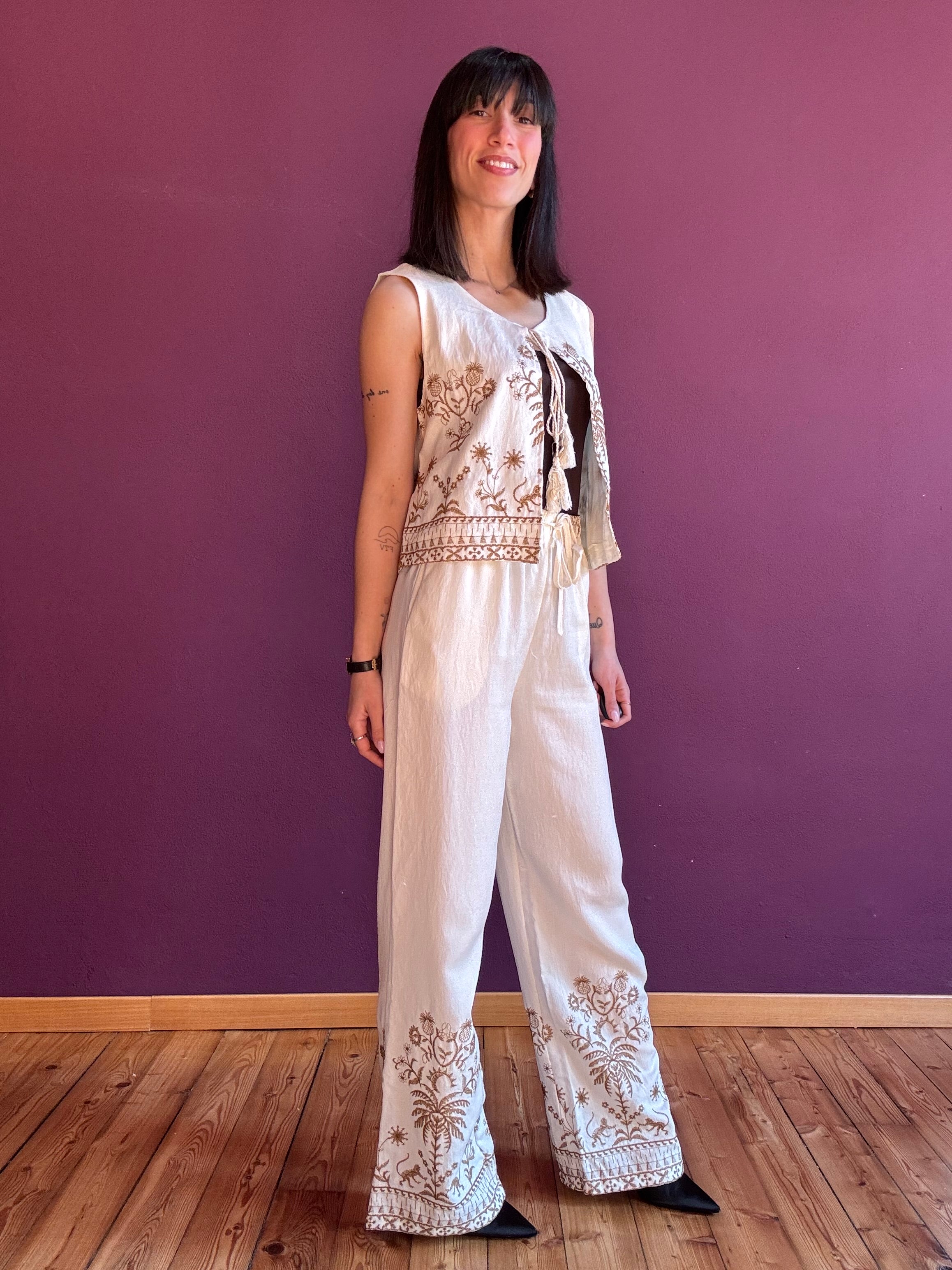 Gilet effetto lino con ricami