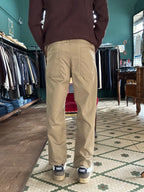 Pantaloni con pence ed elastico sul retro