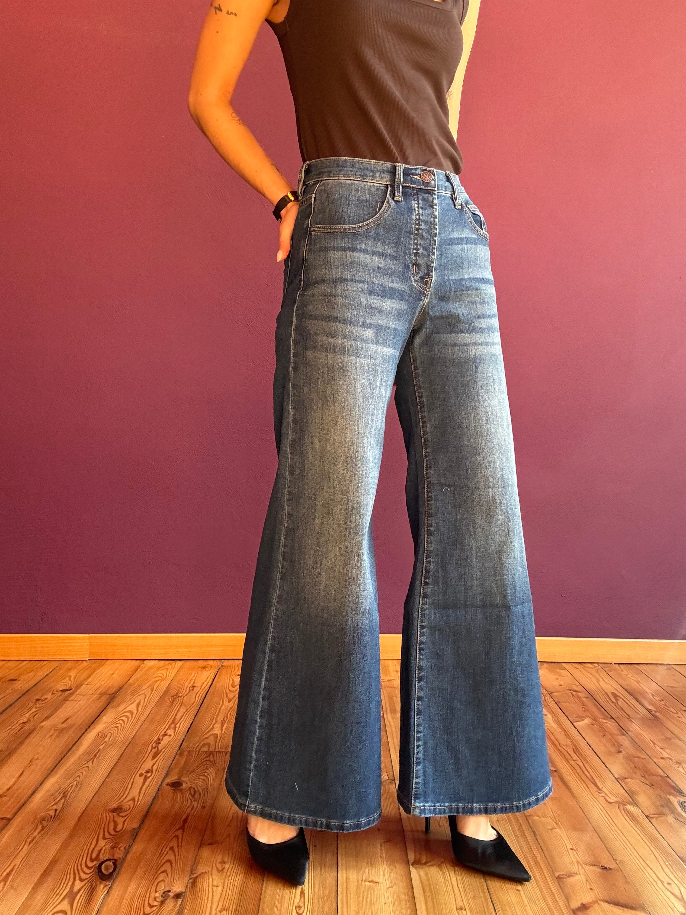 Jeans a zampa elasticizzato