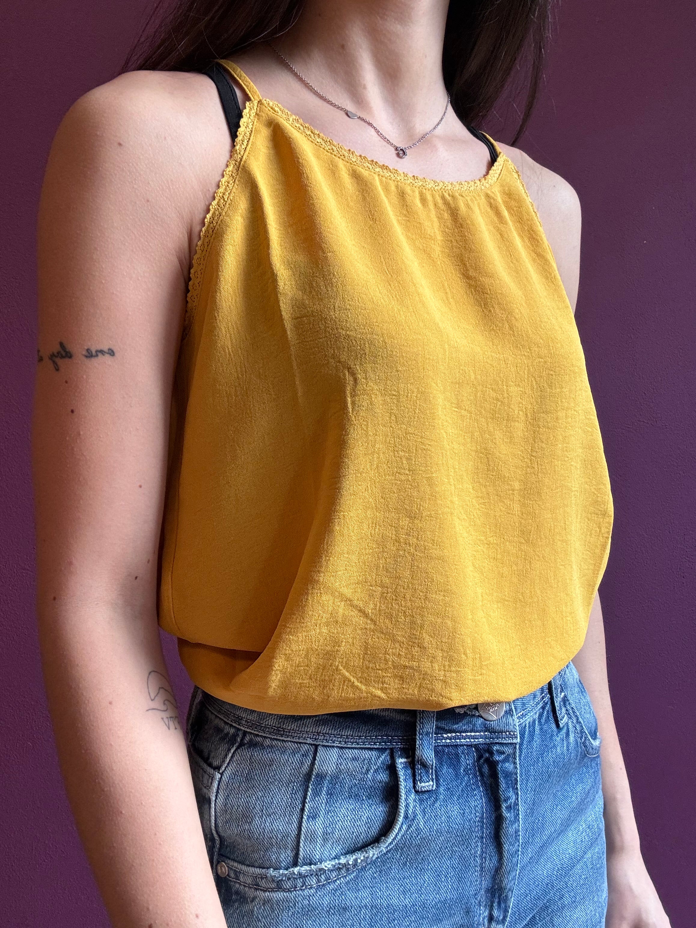 Canottiera color mango con dettaglio in pizzo