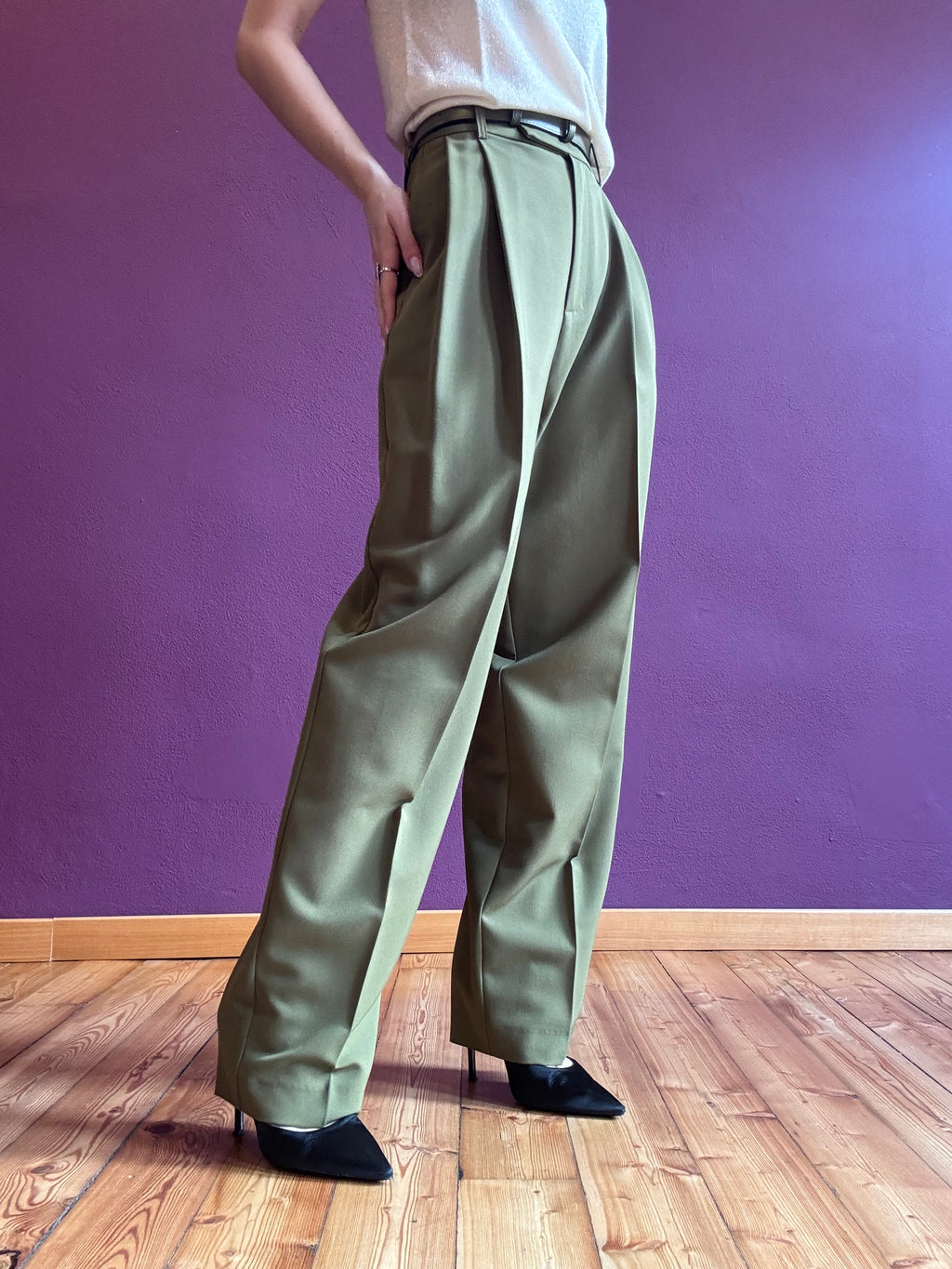 Pistachio pleated trousers with belt