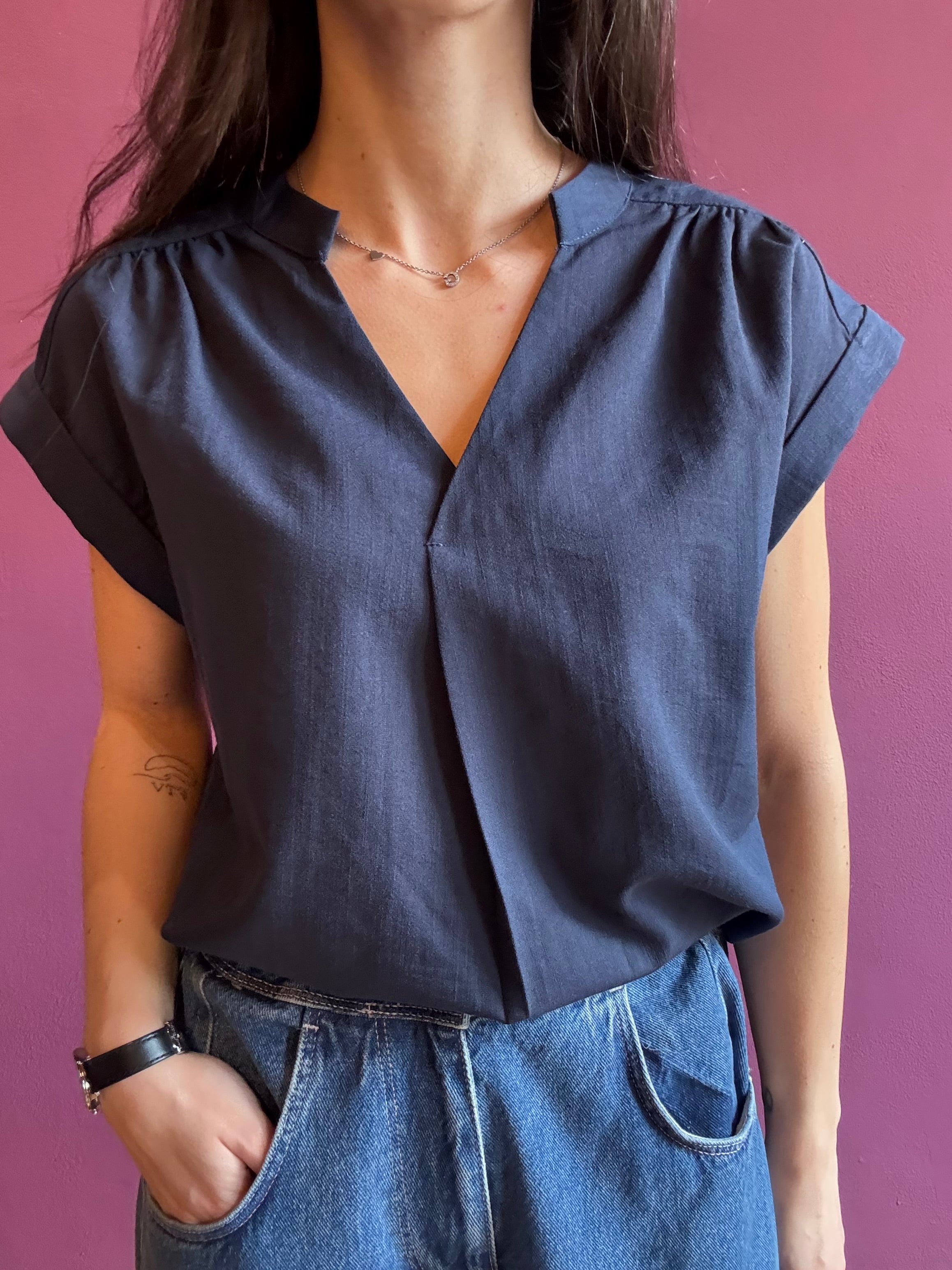 Blusa blu con scollo a V