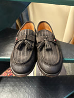 Mocassino scamosciato con nappine