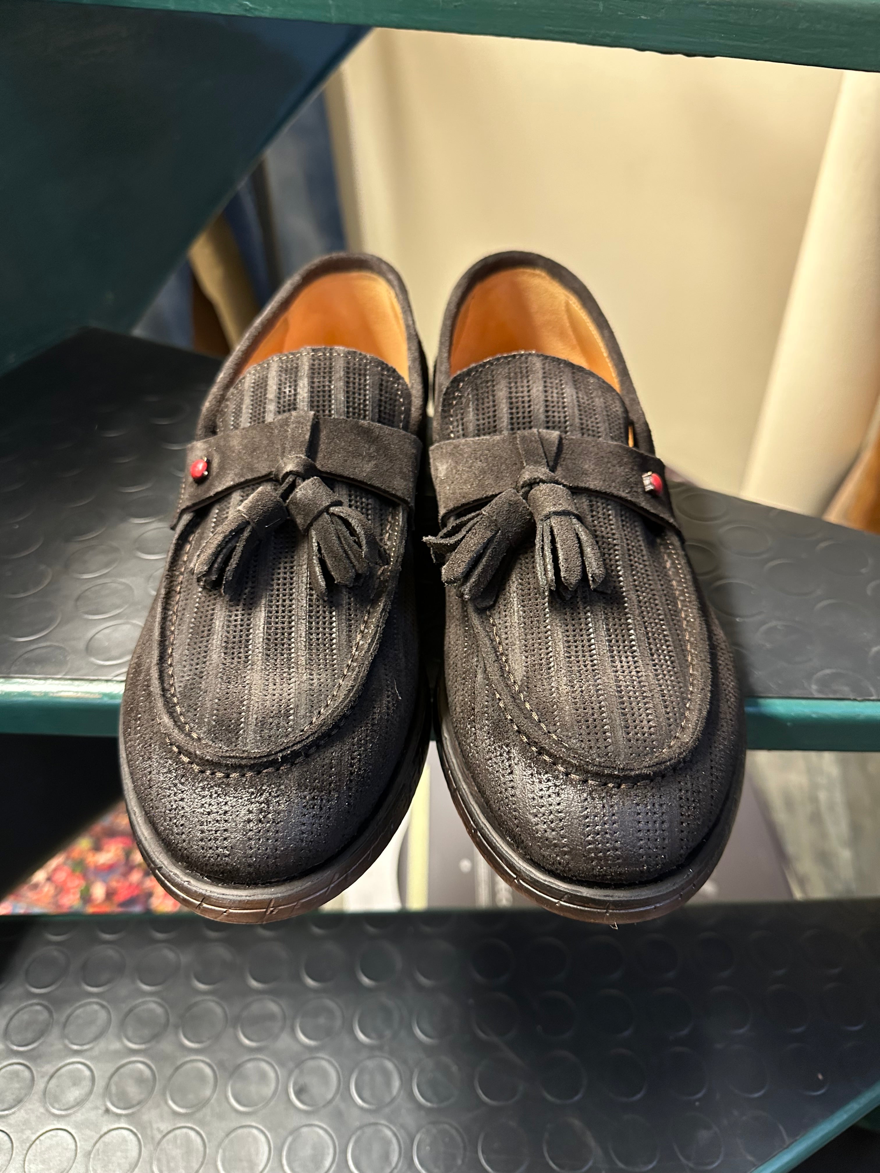 Mocassino scamosciato con nappine