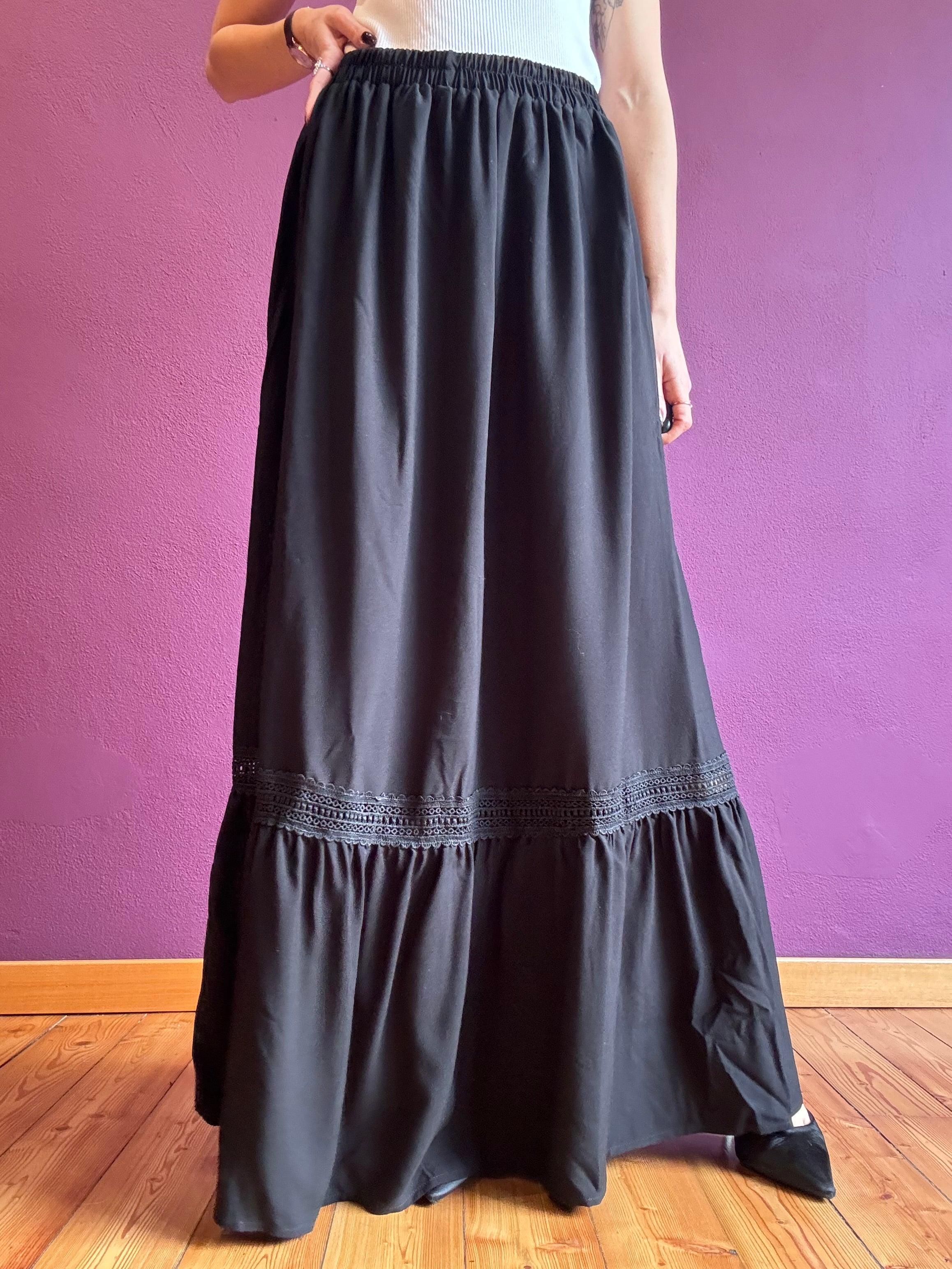 Gonna lunga nera con ricamo