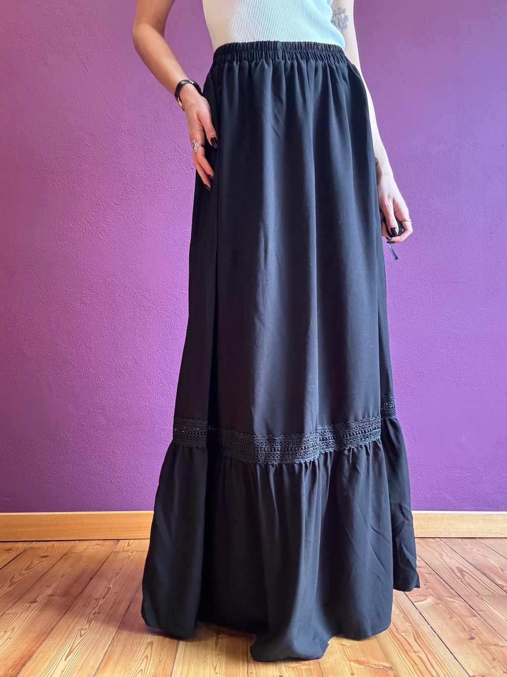 Gonna lunga nera con ricamo