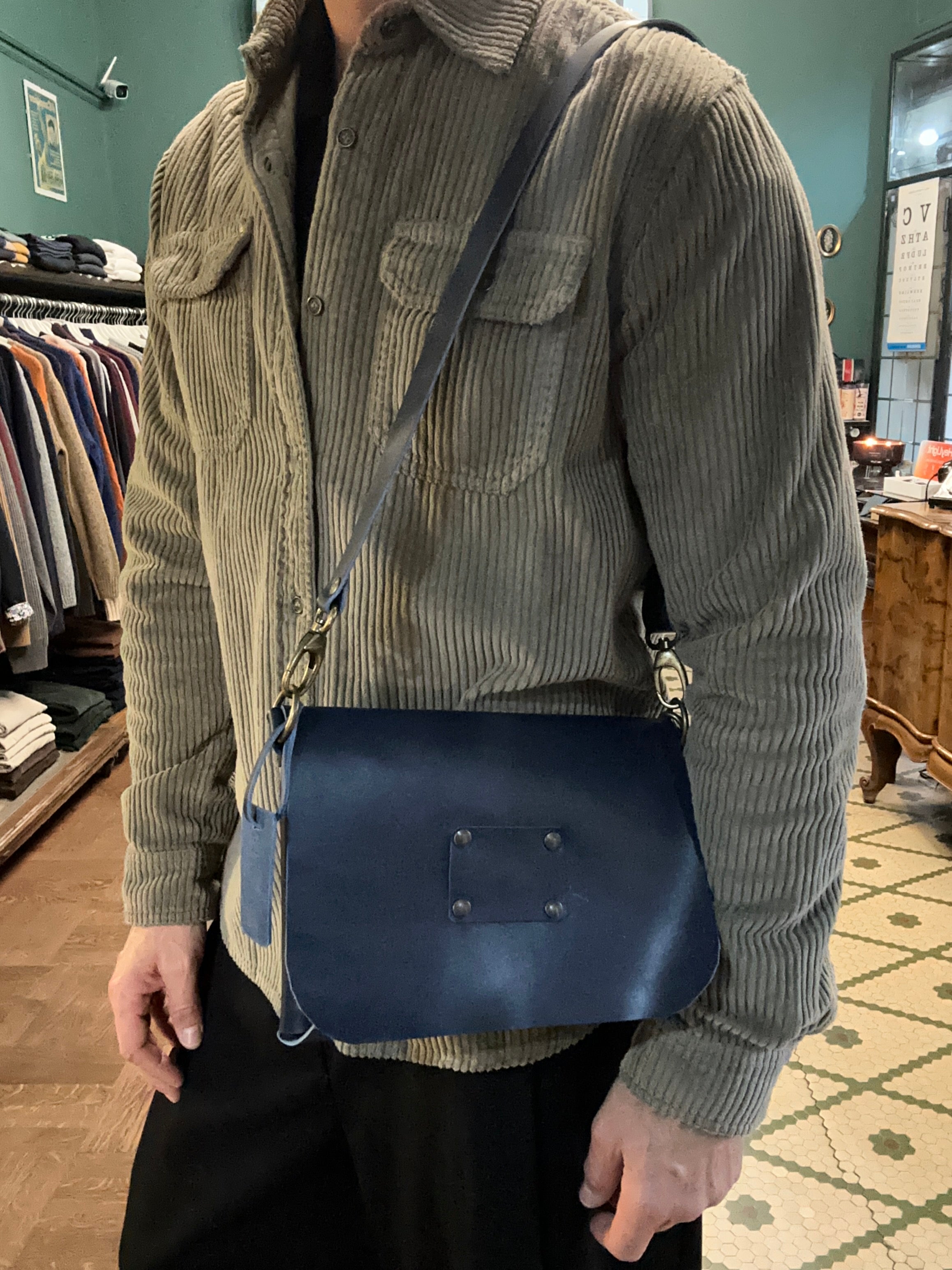 Pochette in cuoio fiorentino artigianale con tracolla