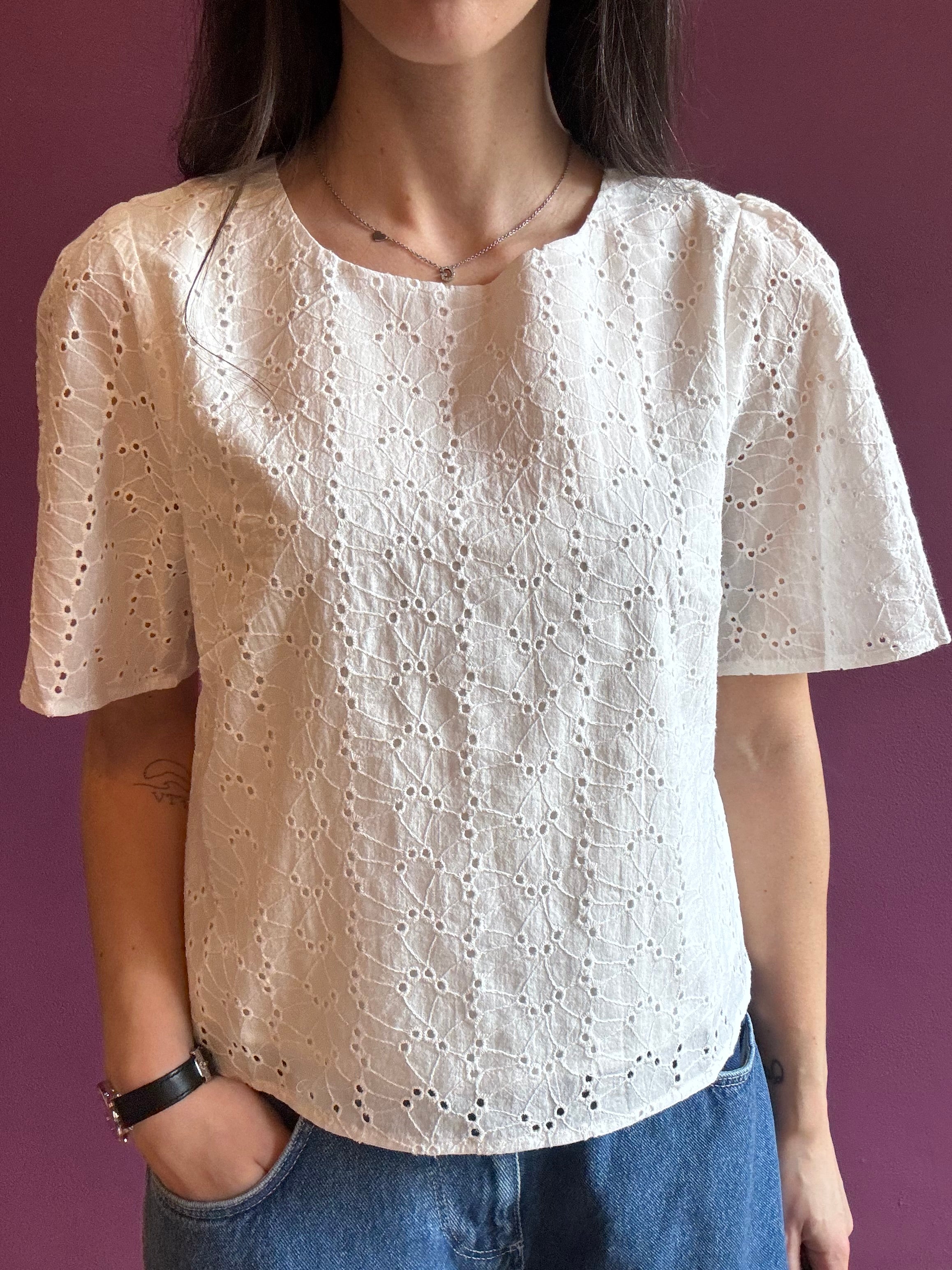 Top aus Lochstickerei