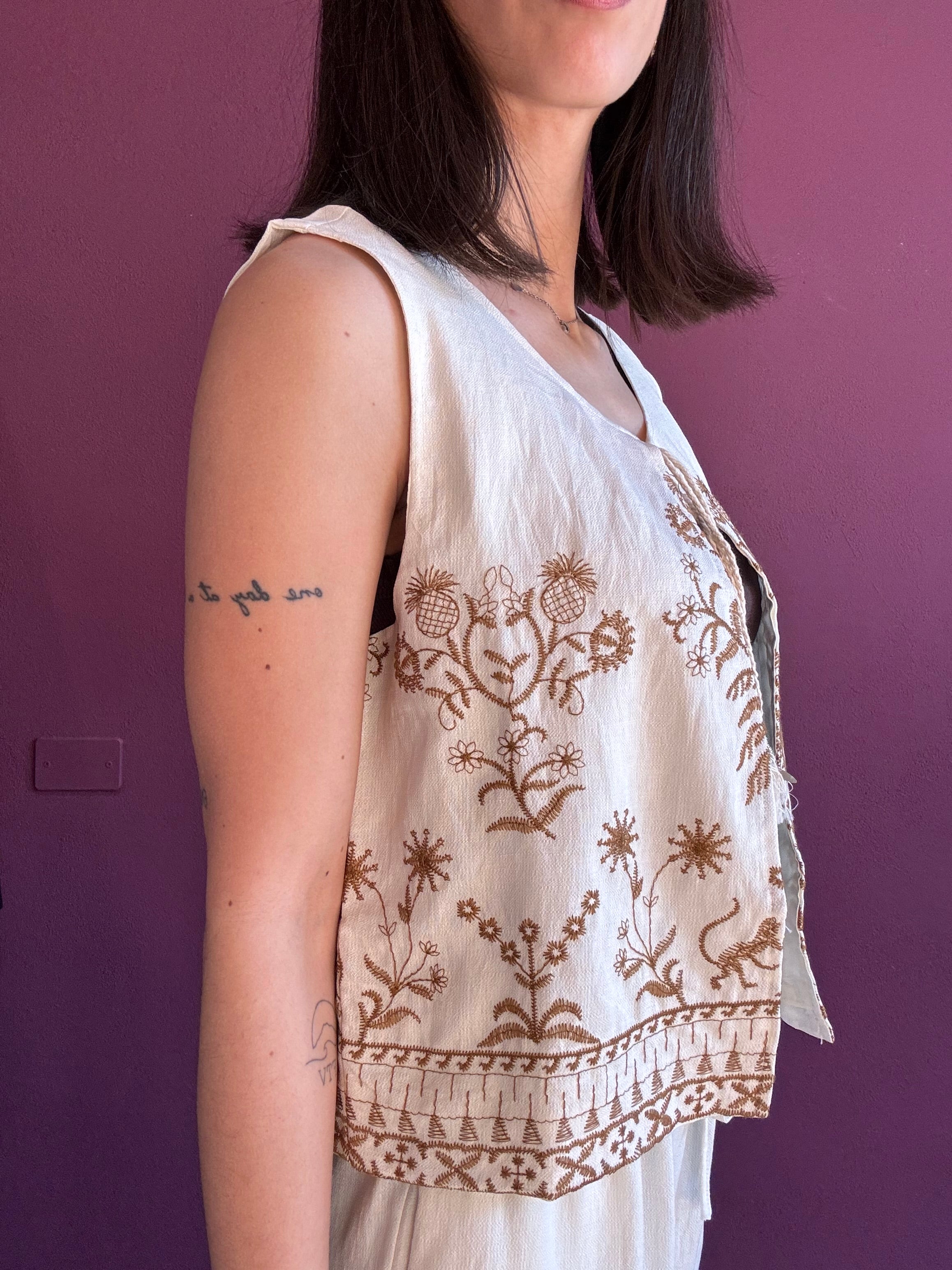 Gilet effetto lino con ricami
