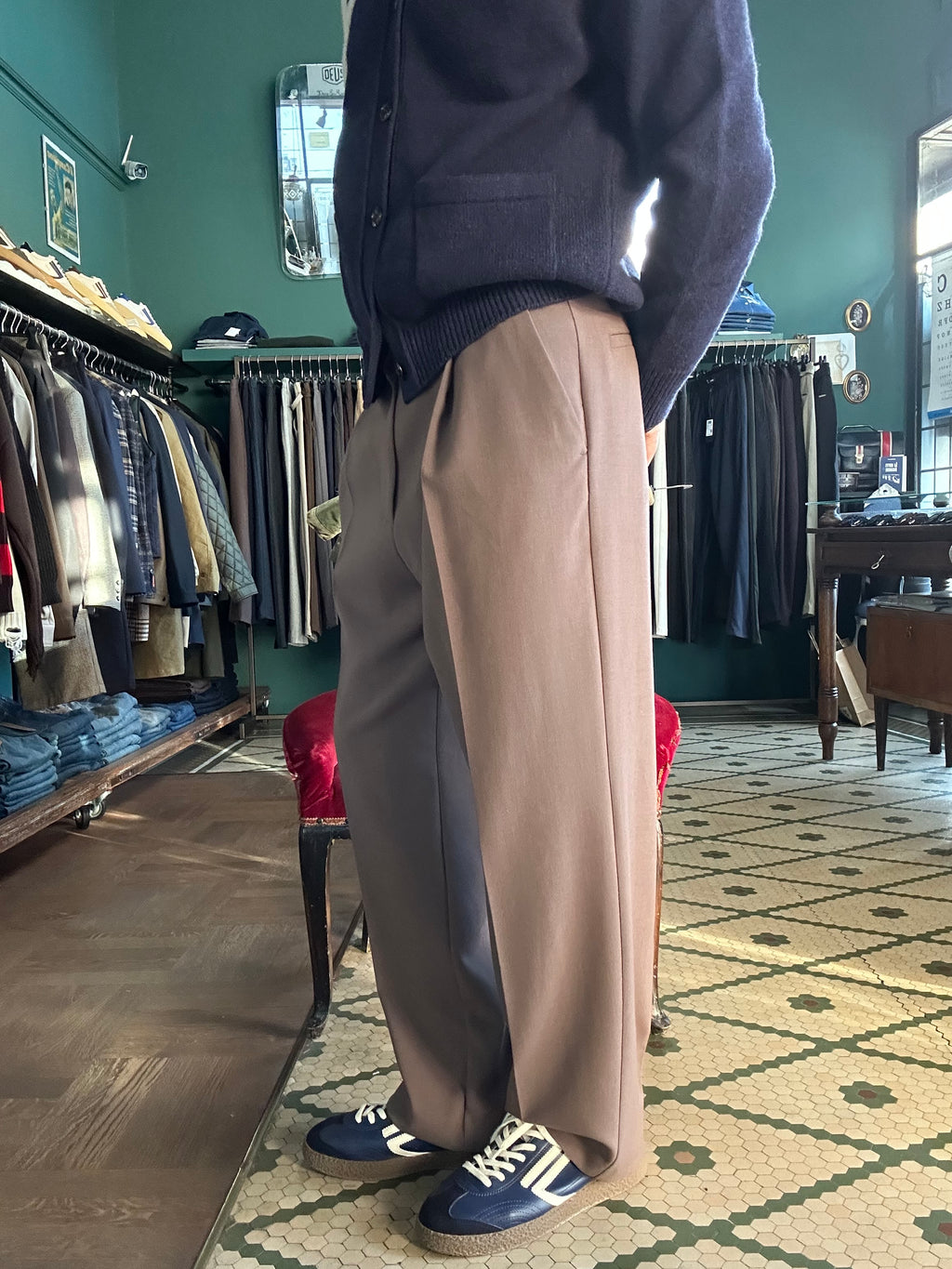 Pantalone loose fit con pence