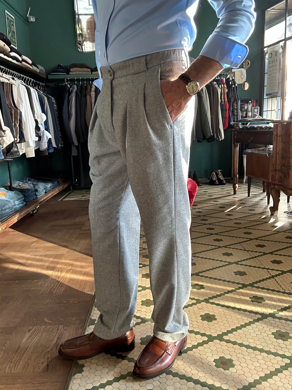 Pantalone con pence regular fit spigato