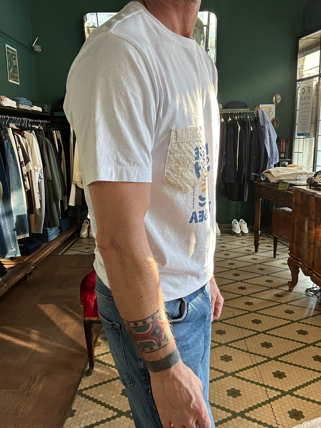 T-shirt koon “in the Sun” con taschino