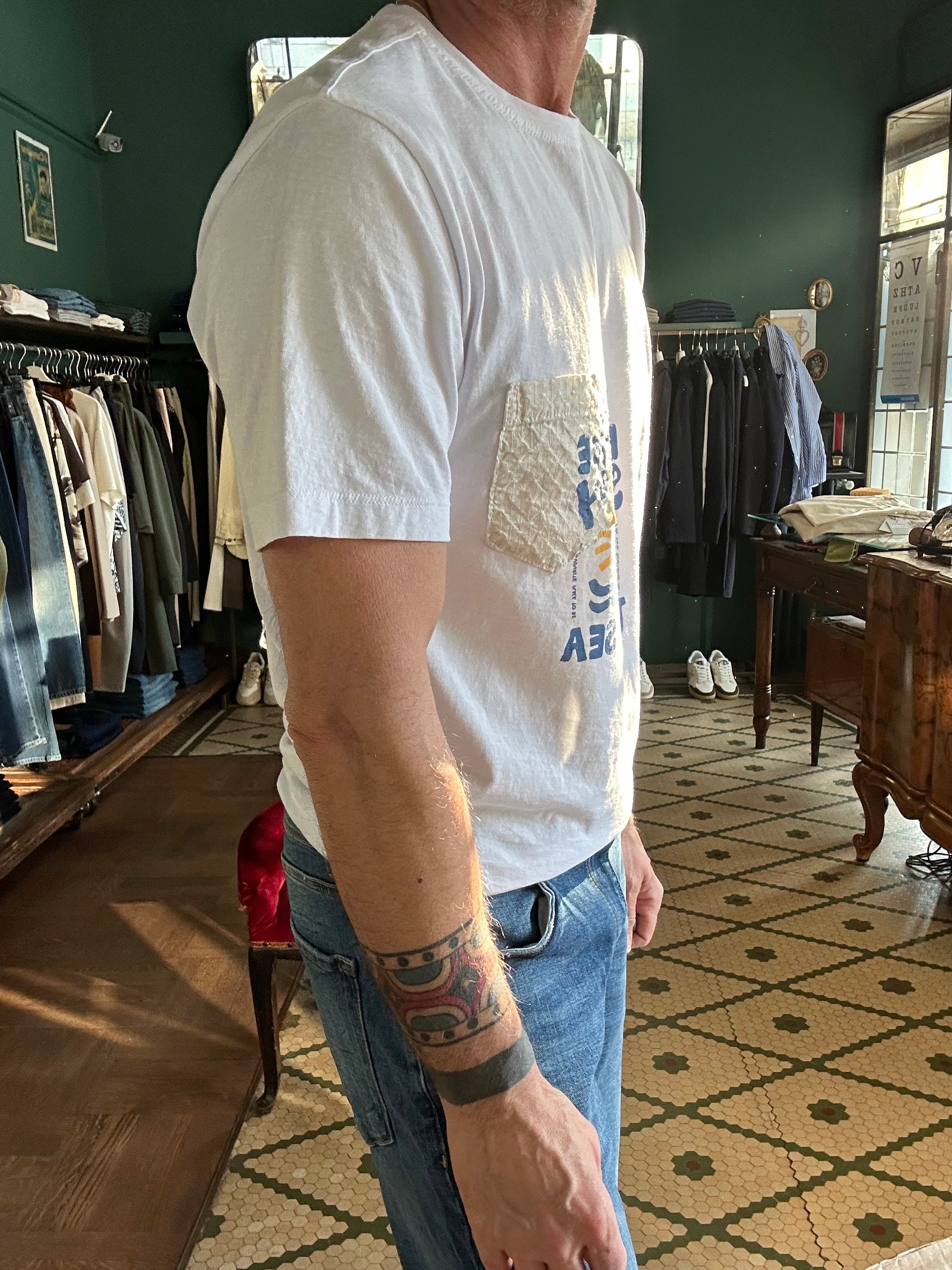 T-shirt koon “in the Sun” con taschino