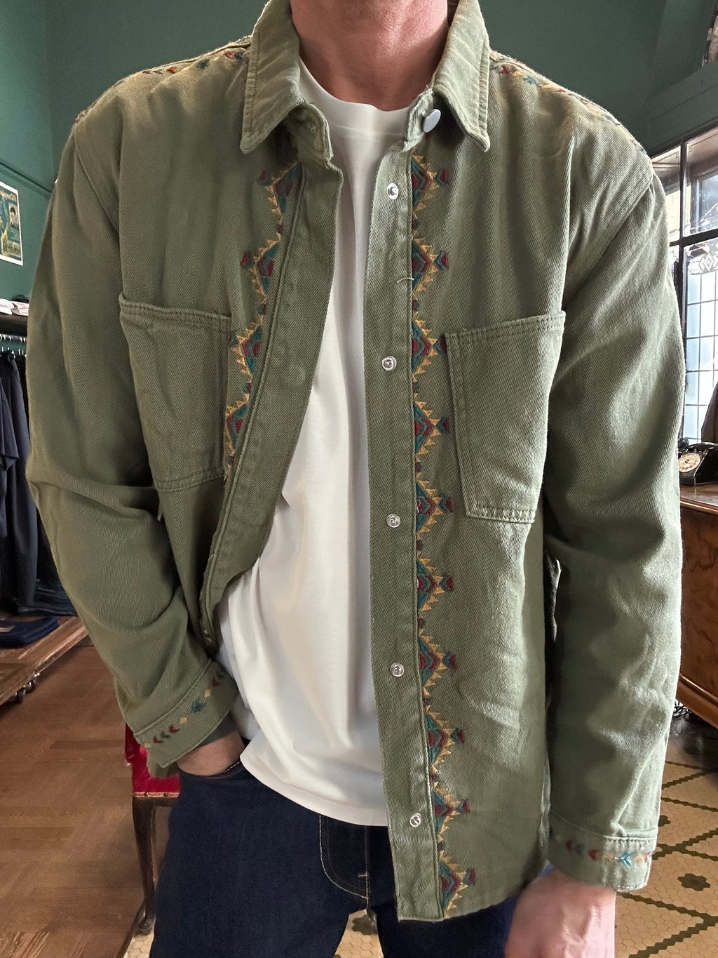 Overshirt con ricami indy