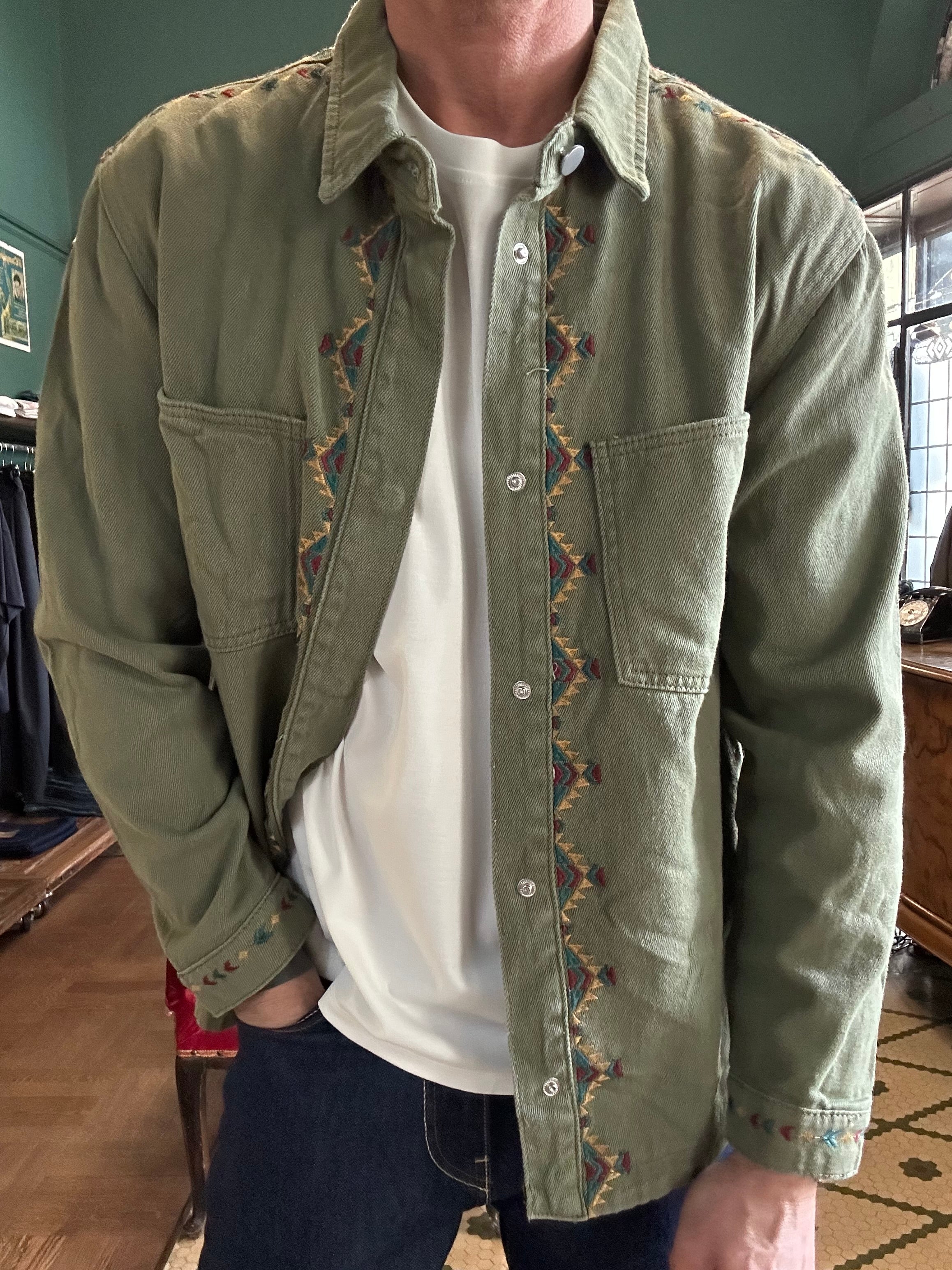 Overshirt con ricami indy