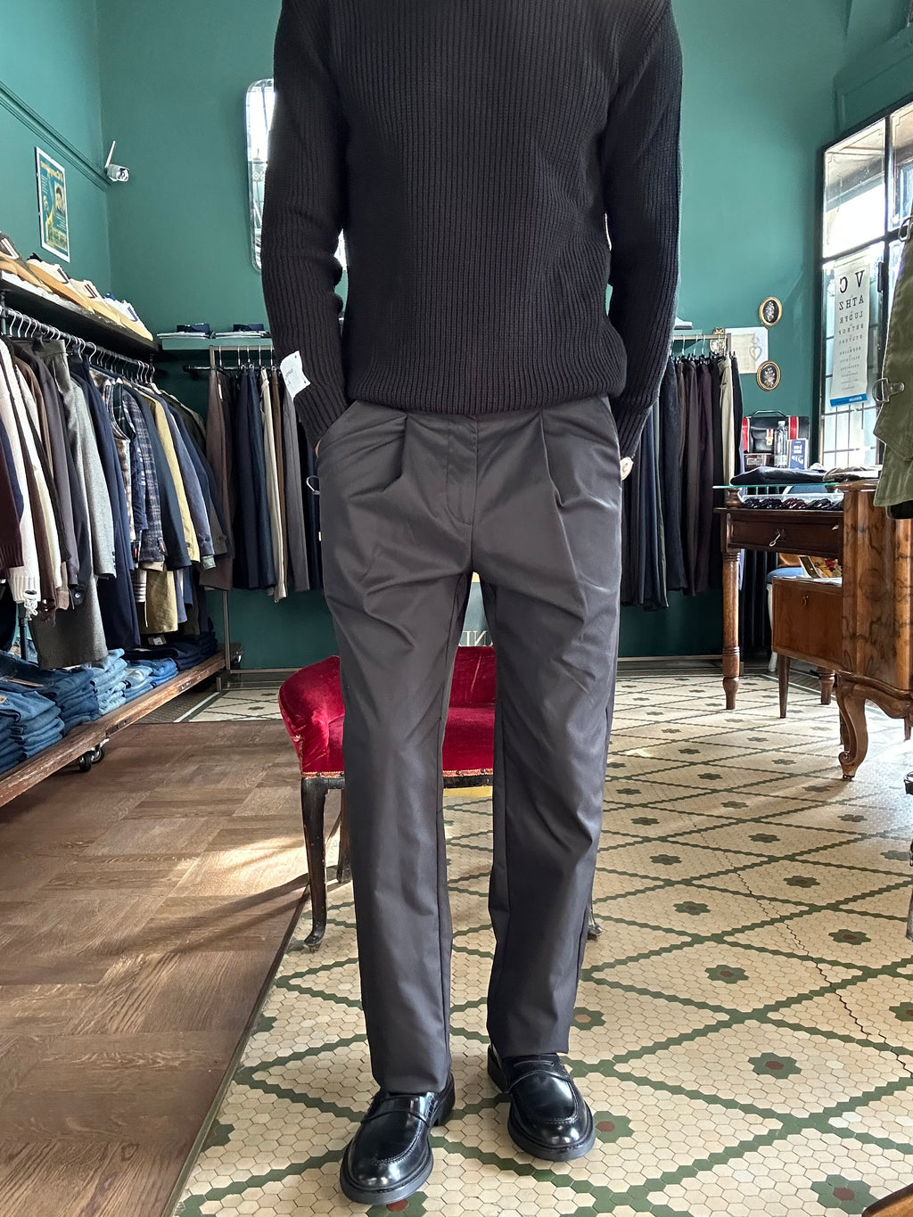 Pantaloni con pence ed elastico sul retro