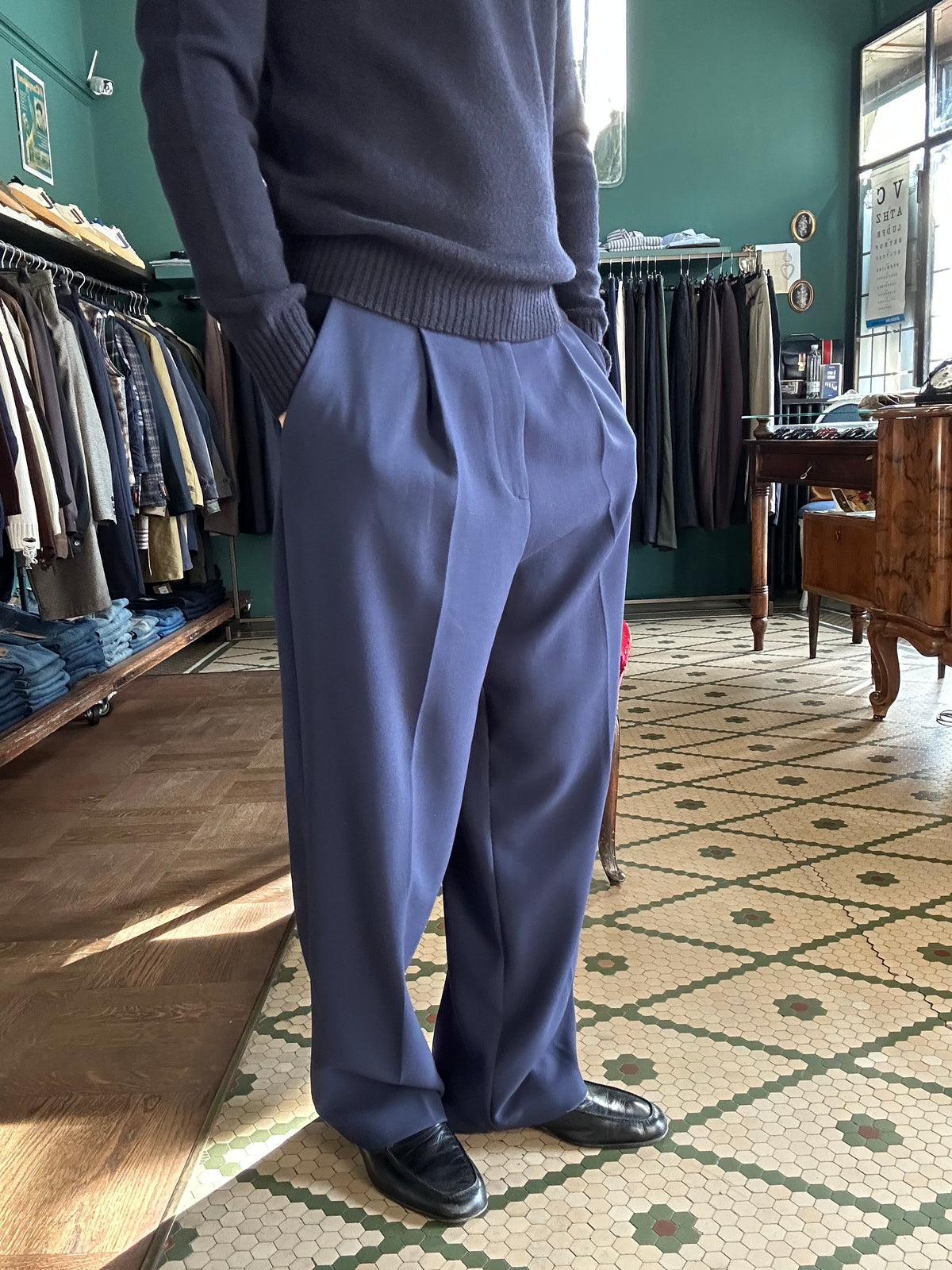 Pantalone loose fit con pence