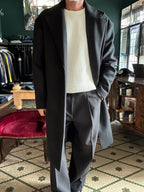 Schwarzer, übergroßer, einreihiger Mantel