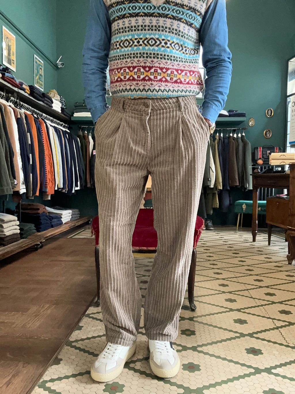 Pantalone chino con pence in velluto roccia