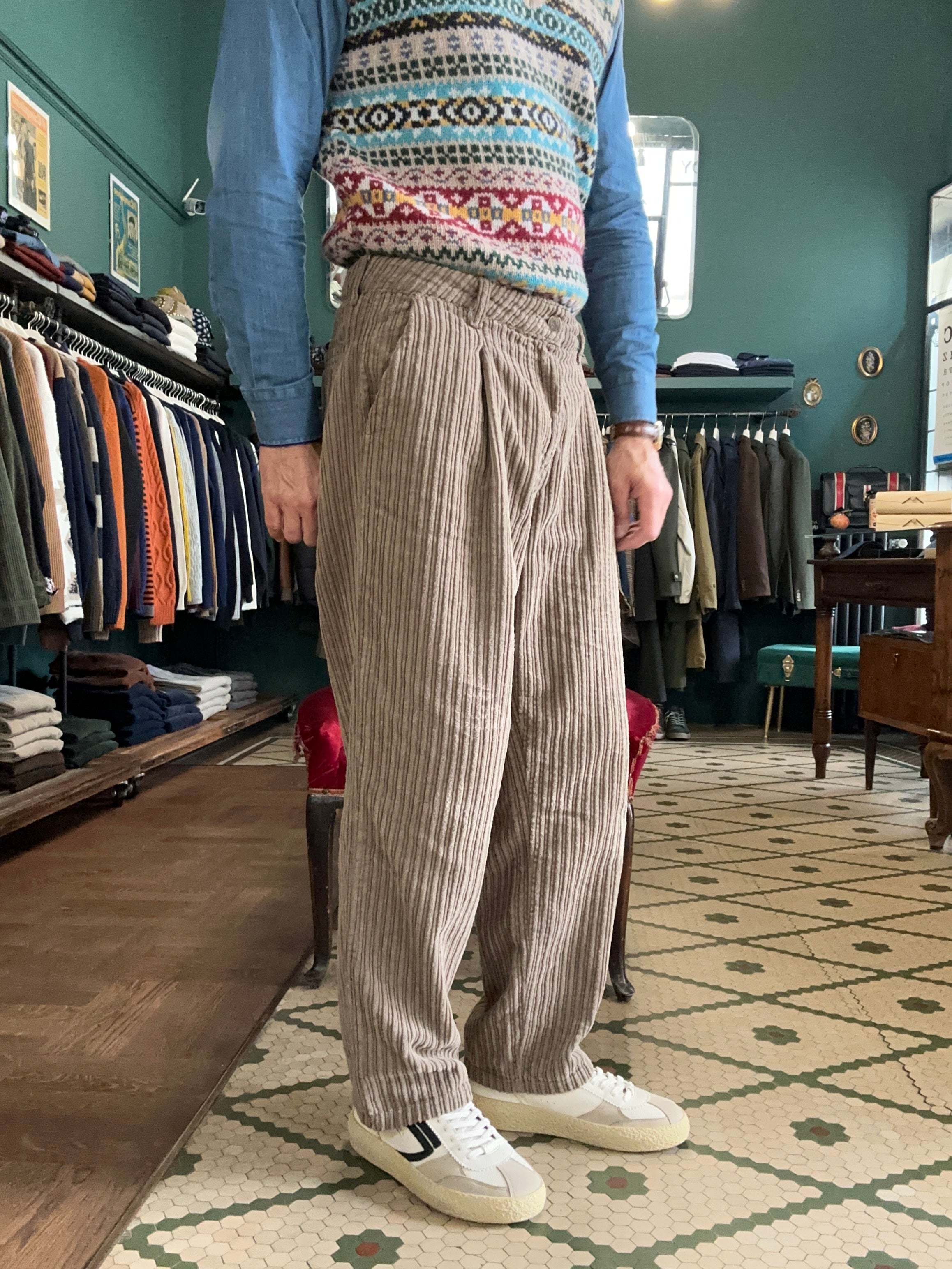 Pantalone chino con pence in velluto roccia