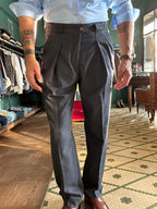 Pantalone con pence regular fit spigato