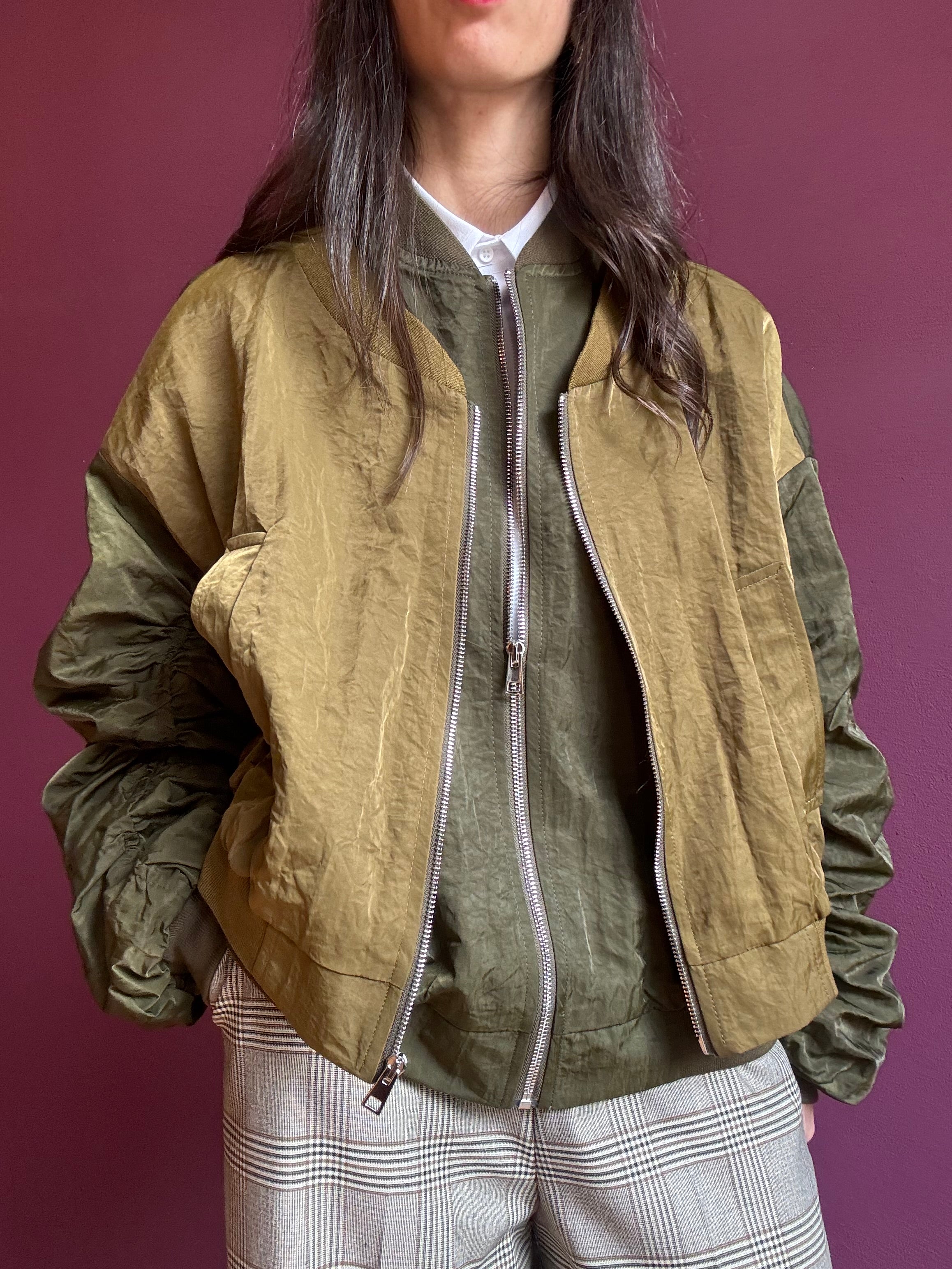 Bomber con manica arricciata verde