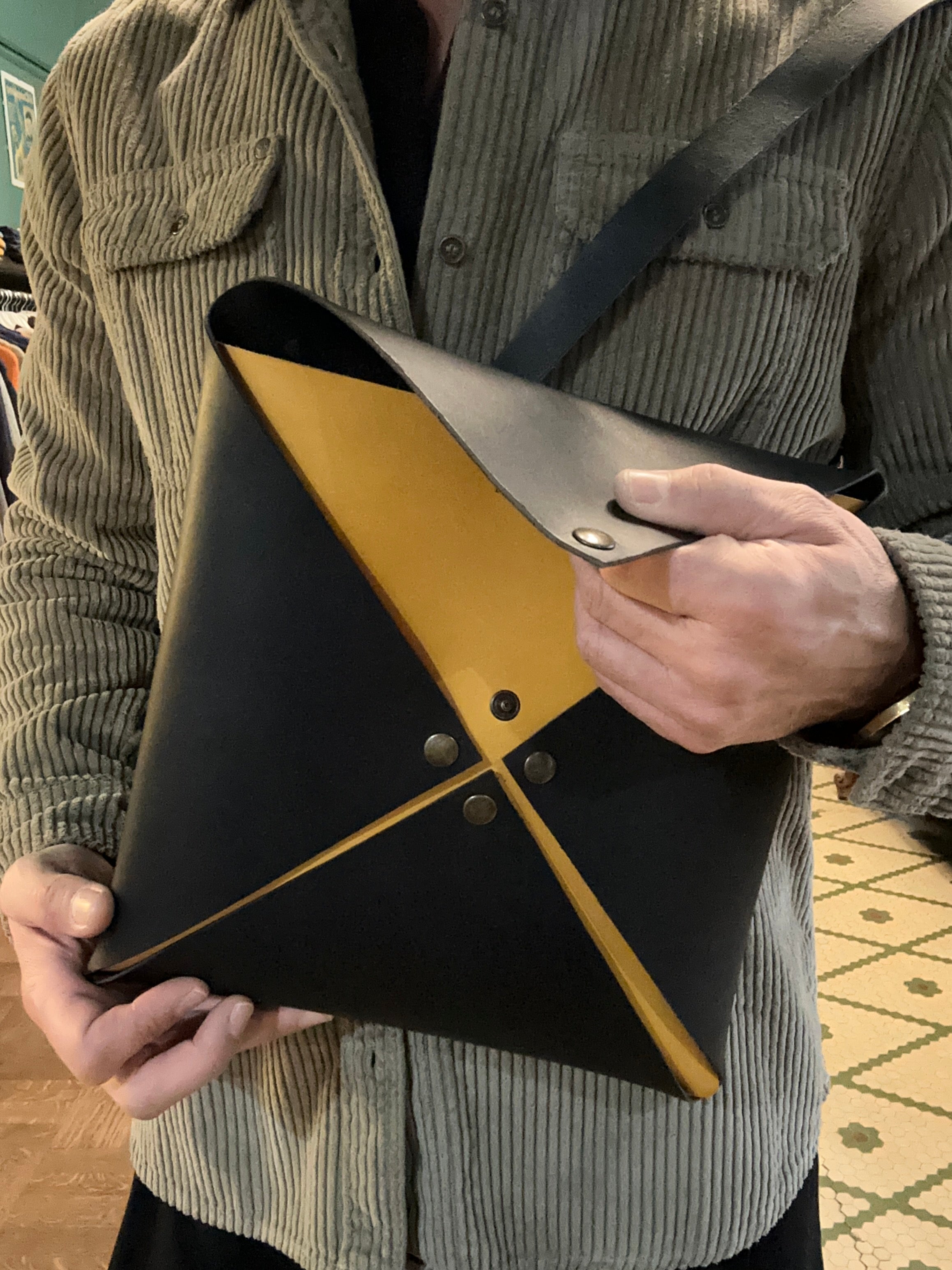 Borsa a tracolla in cuoio fiorentino modello design artigianale