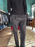 Pantaloni con pence ed elastico sul retro