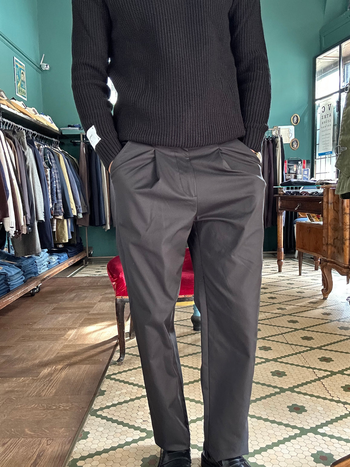 Pantaloni con pence ed elastico sul retro