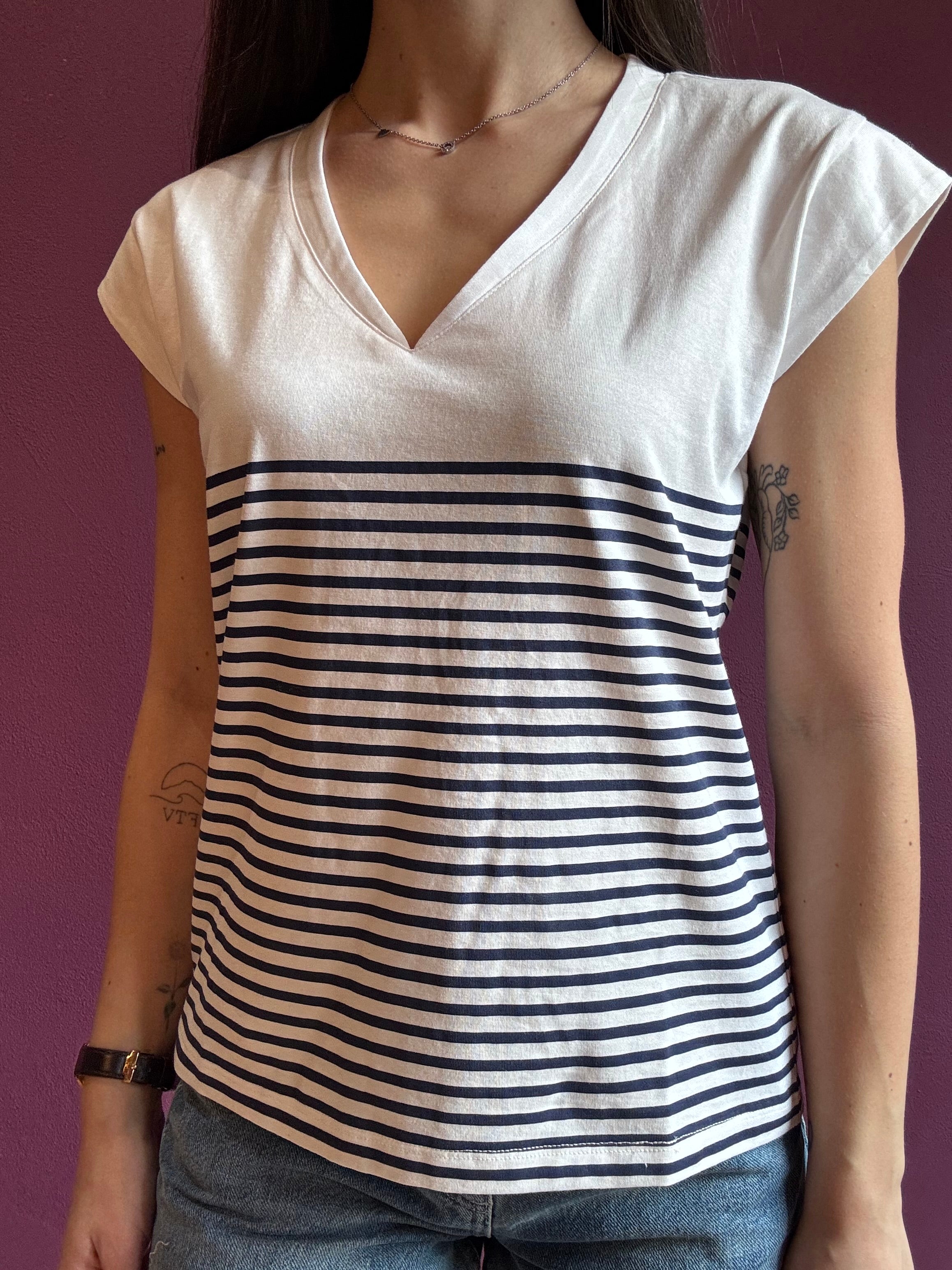 T-shirt con scollo a V