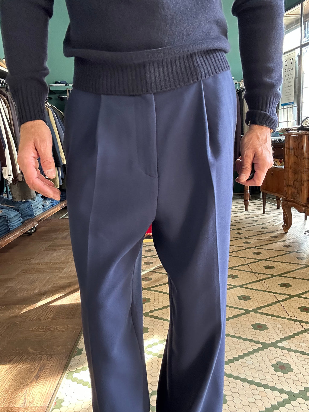 Pantalone loose fit con pence