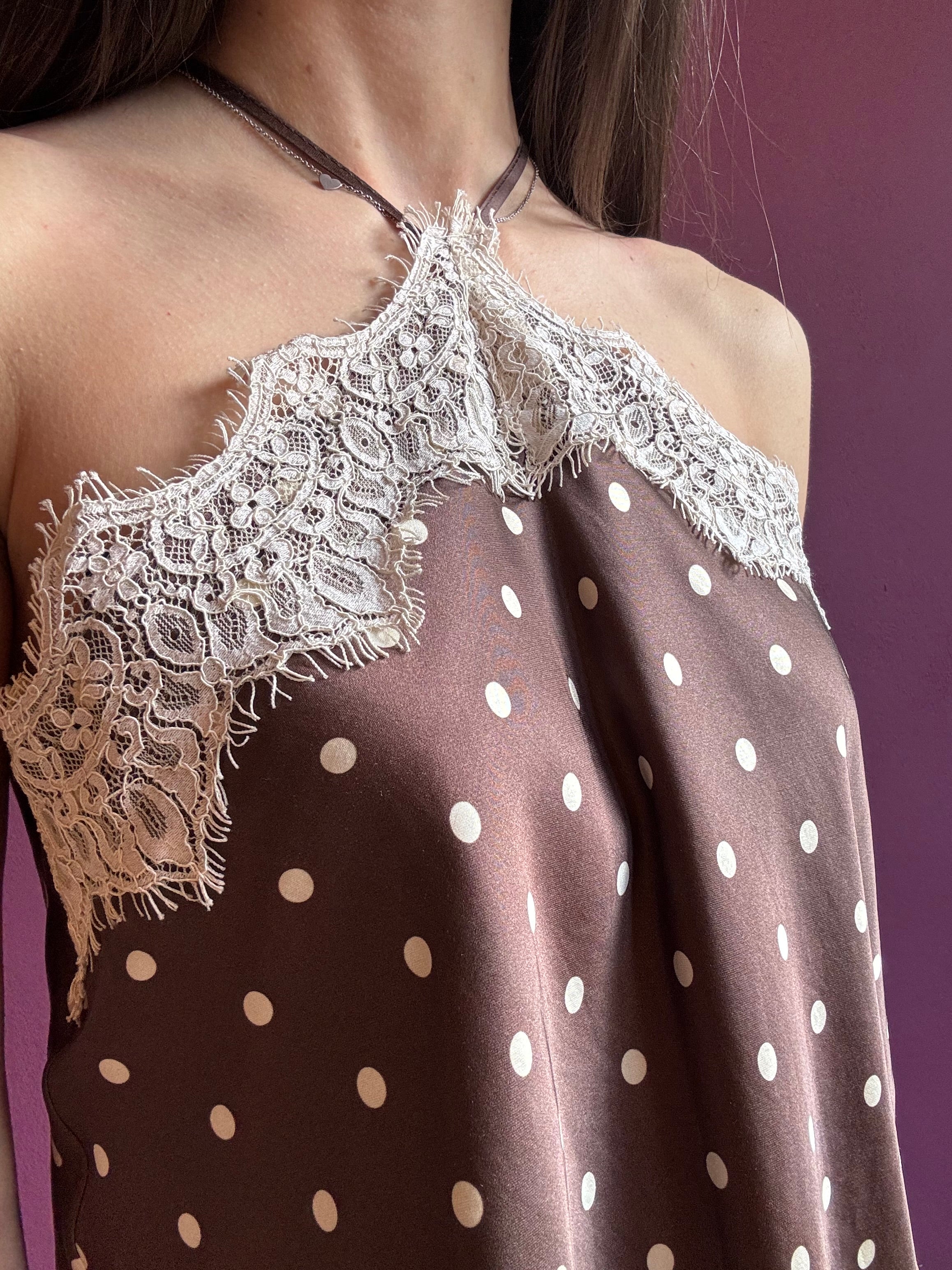 Top in satin moro a pois con pizzo