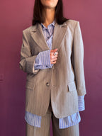 Giacca gessata grigia dettaglio finta camicia