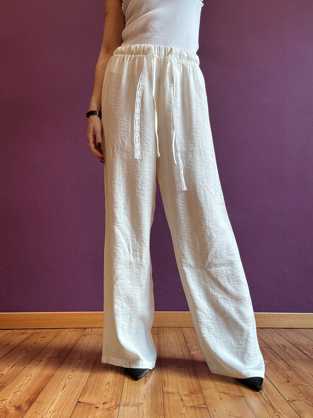 White linen-look trousers with elastic waist and lace drawstring