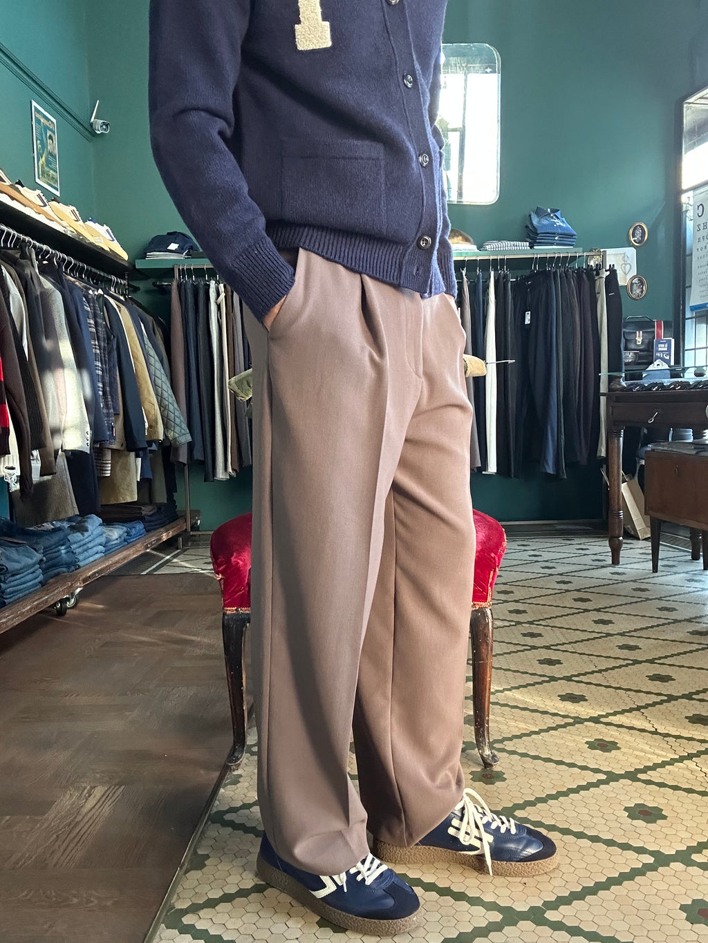 Pantalone loose fit con pence