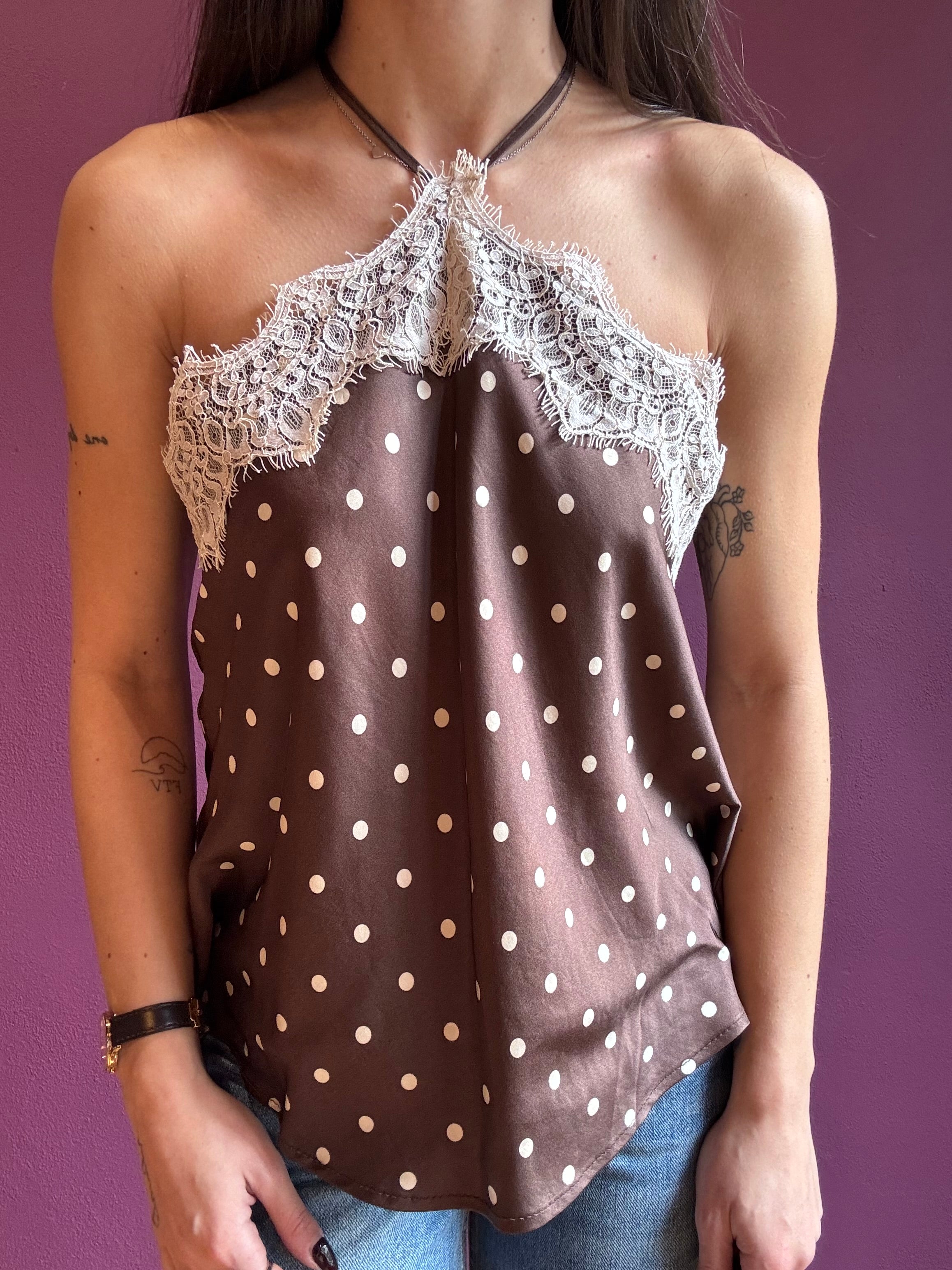 Top in satin moro a pois con pizzo
