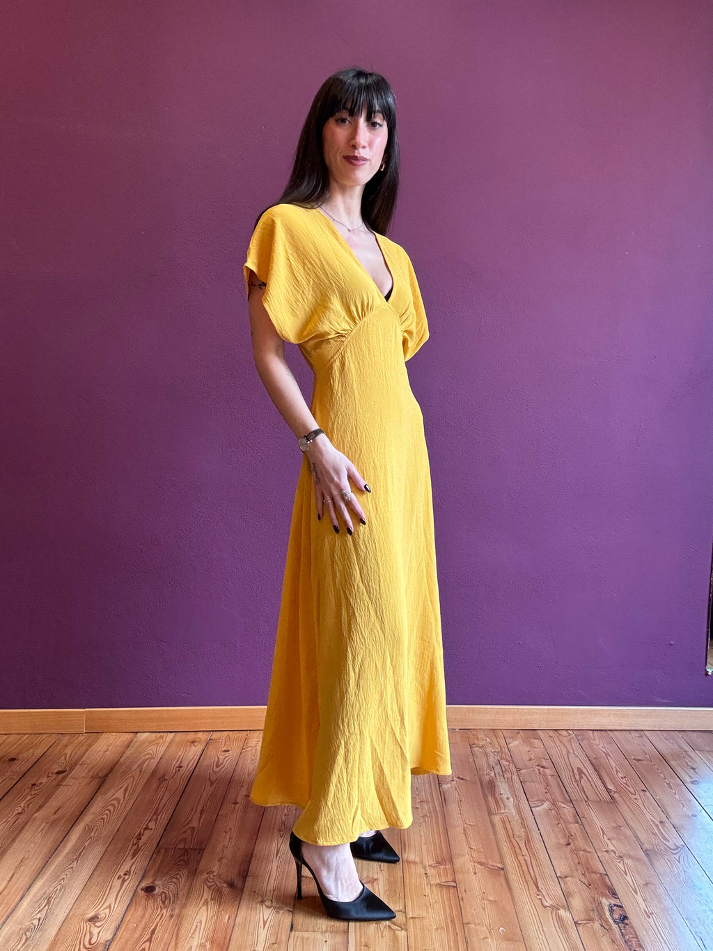 Vestito con scollo a V e maniche a farfalla