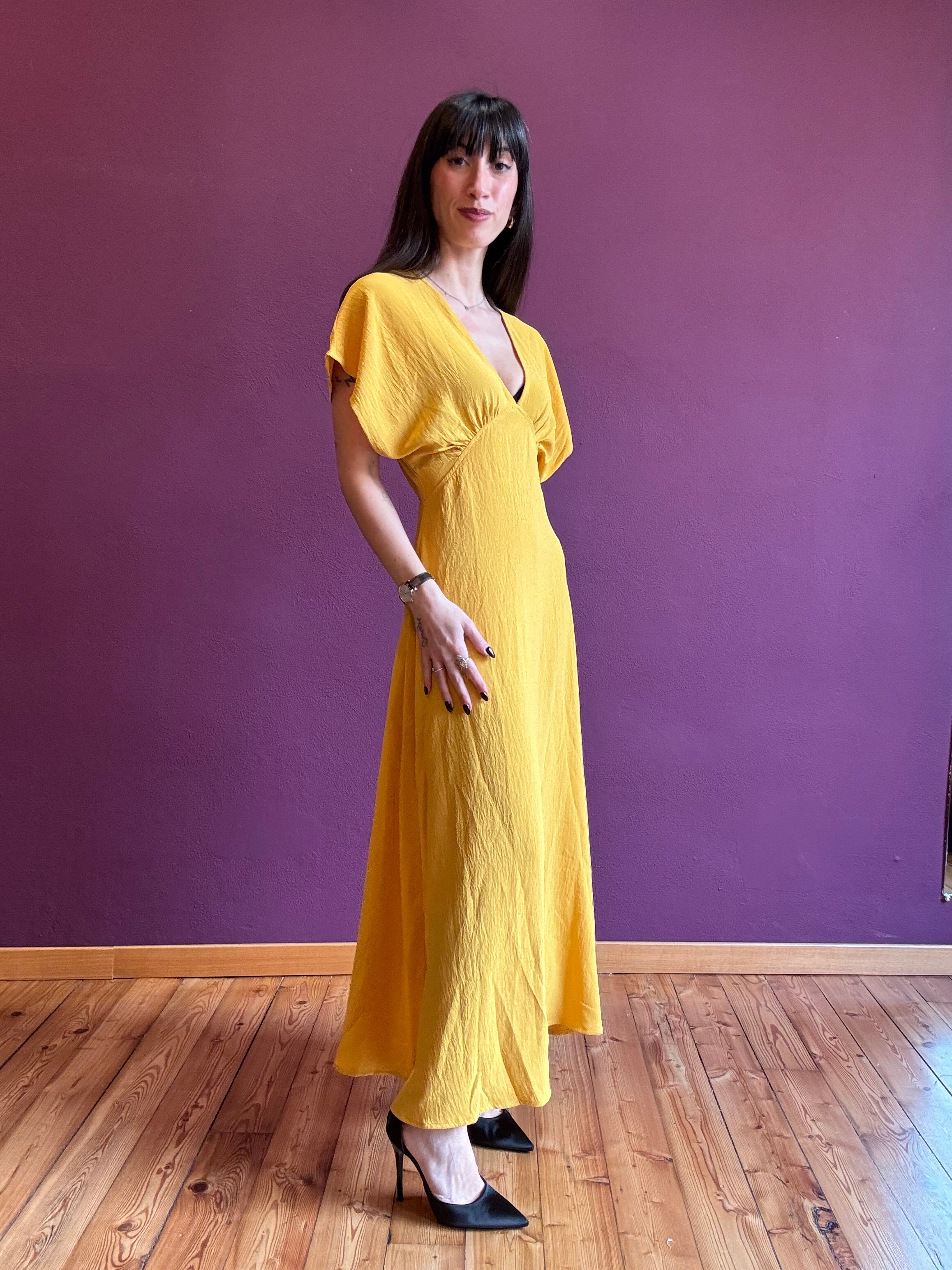 Vestito con scollo a V e maniche a farfalla