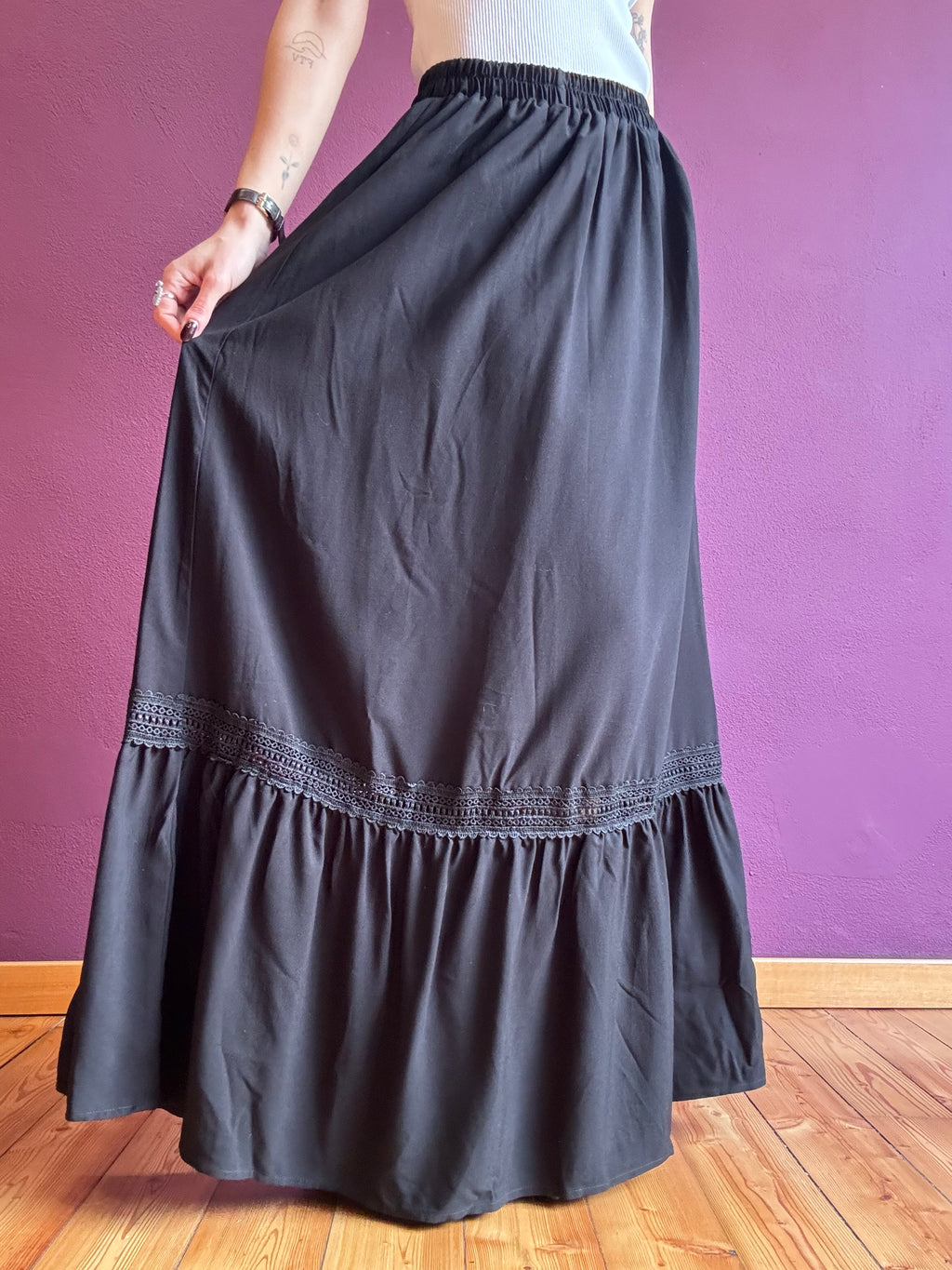 Gonna lunga nera con ricamo