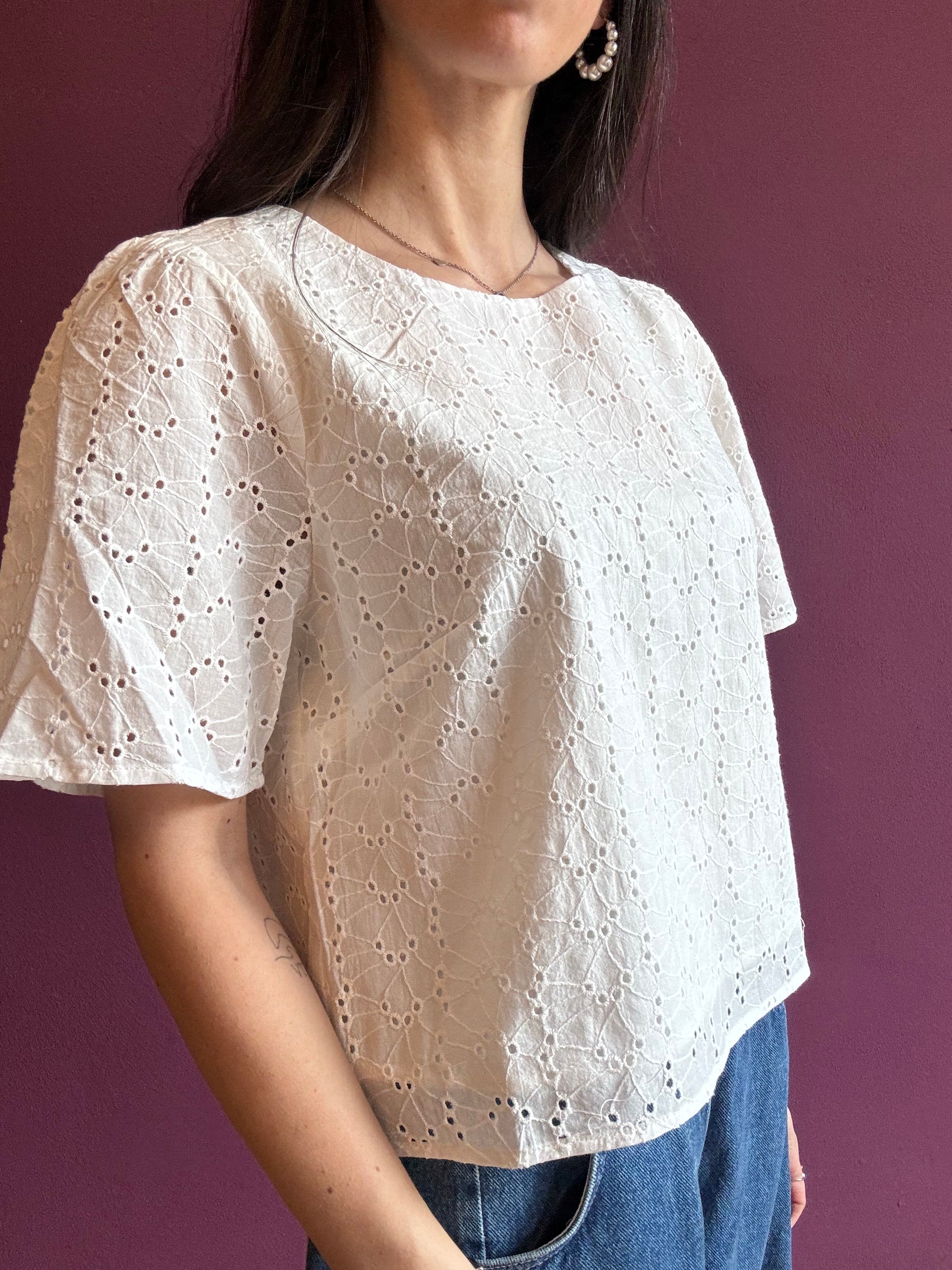 Top aus Lochstickerei