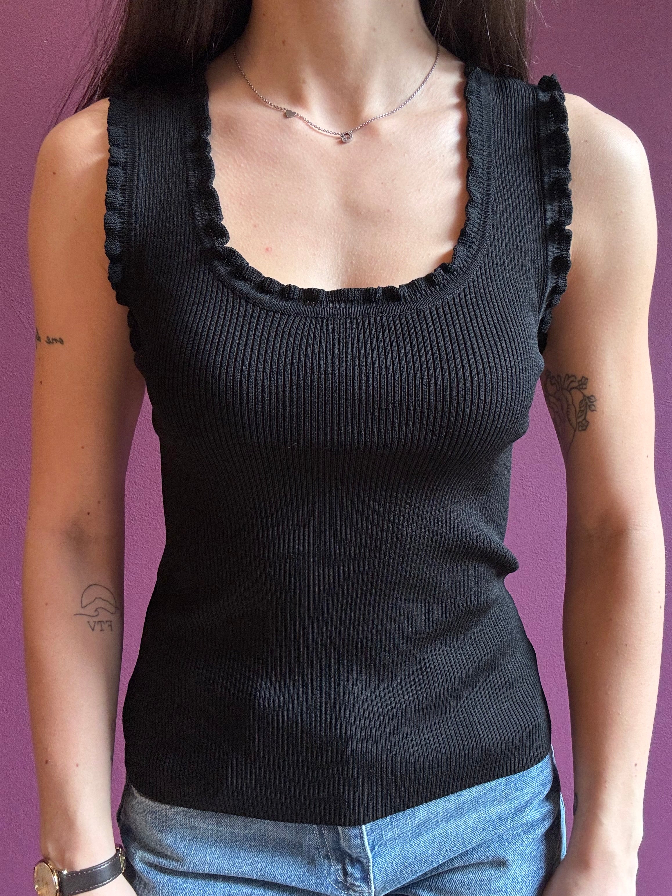 Canottiera con spallina arricciata