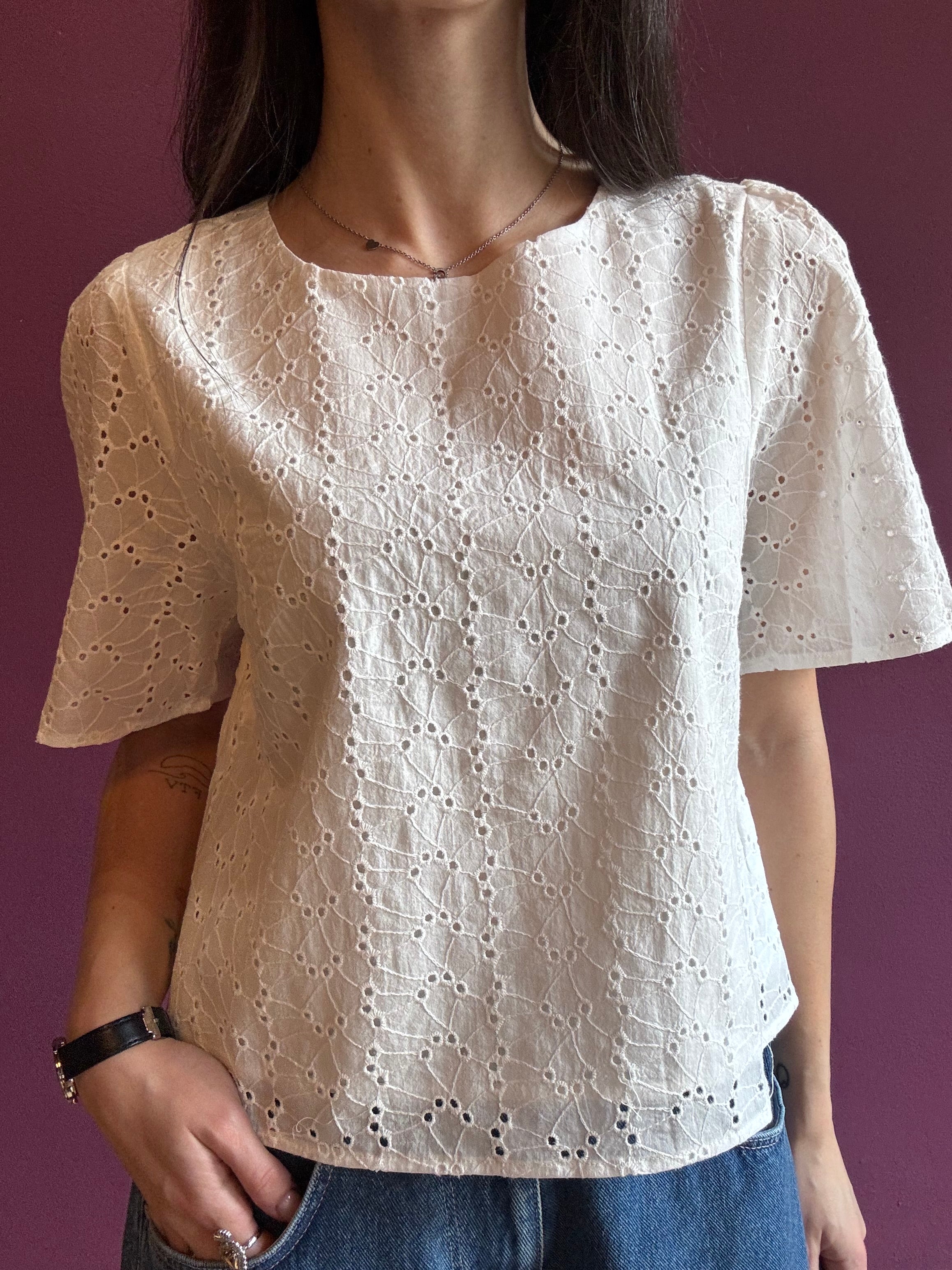 Top aus Lochstickerei