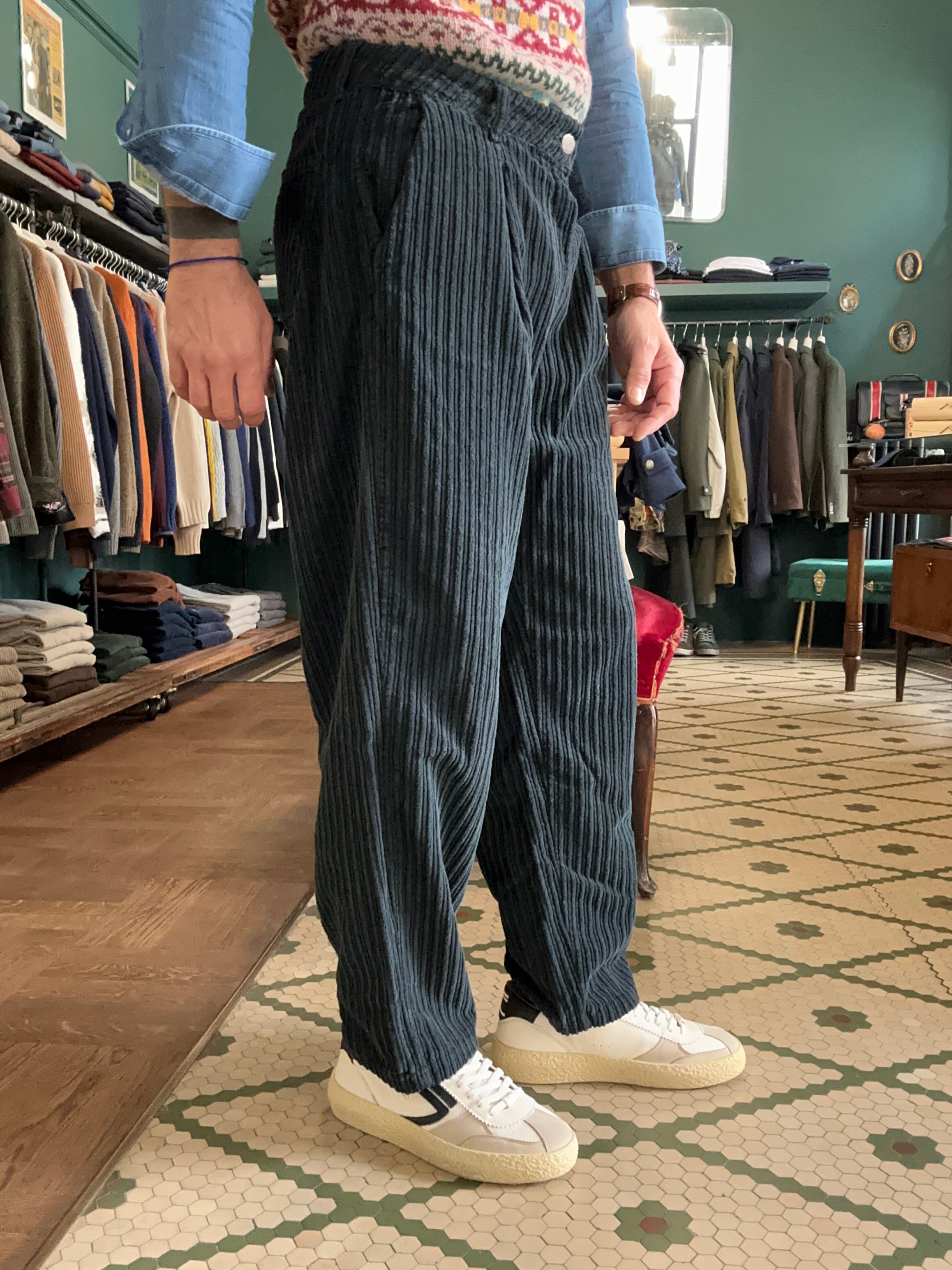 Pantalone chino con pence in velluto roccia